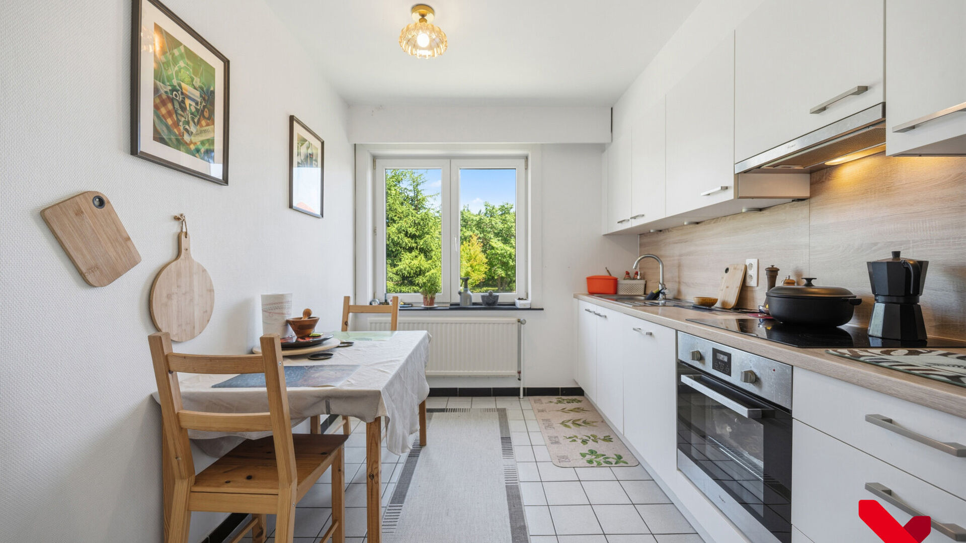 Welkom in Kessel-Lo! Dit charmante duplexappartement geniet van een uitstekende ligging vlak bij het centrum van Leuven. Winkels, scholen, openbaar vervoer en diverse sport- en recreatiefaciliteiten bevinden zich op wandel- en fietsafstand, waardoor u hie