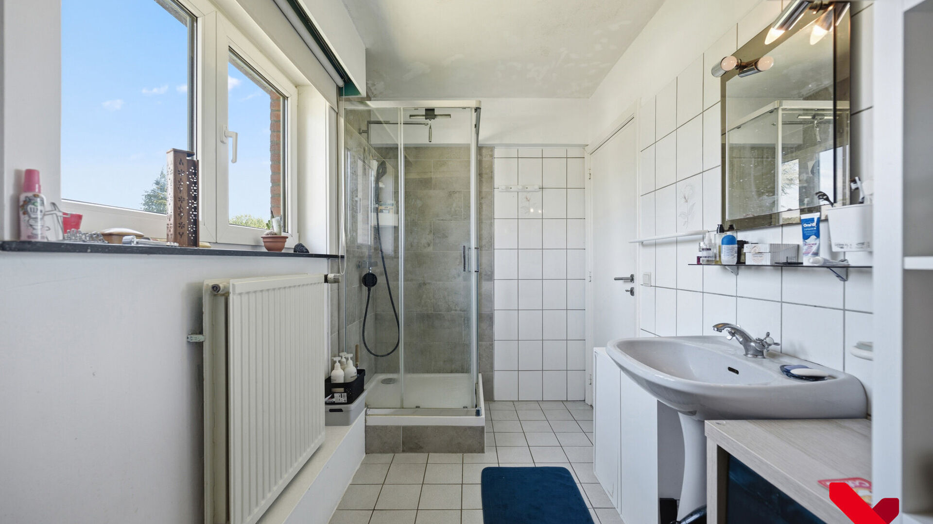 Welkom in Kessel-Lo! Dit charmante duplexappartement geniet van een uitstekende ligging vlak bij het centrum van Leuven. Winkels, scholen, openbaar vervoer en diverse sport- en recreatiefaciliteiten bevinden zich op wandel- en fietsafstand, waardoor u hie