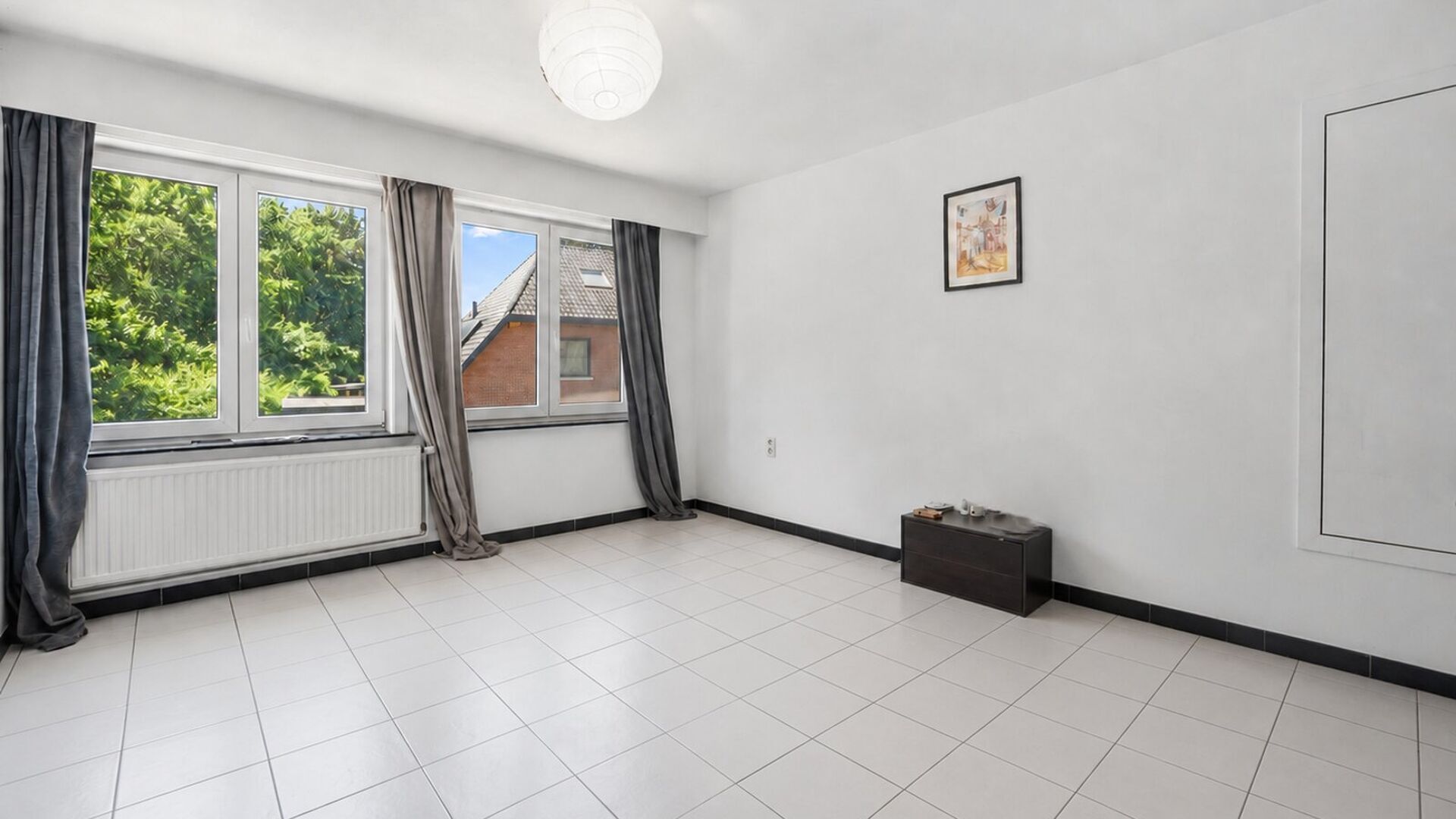 Welkom in Kessel-Lo! Dit charmante duplexappartement geniet van een uitstekende ligging vlak bij het centrum van Leuven. Winkels, scholen, openbaar vervoer en diverse sport- en recreatiefaciliteiten bevinden zich op wandel- en fietsafstand, waardoor u hie