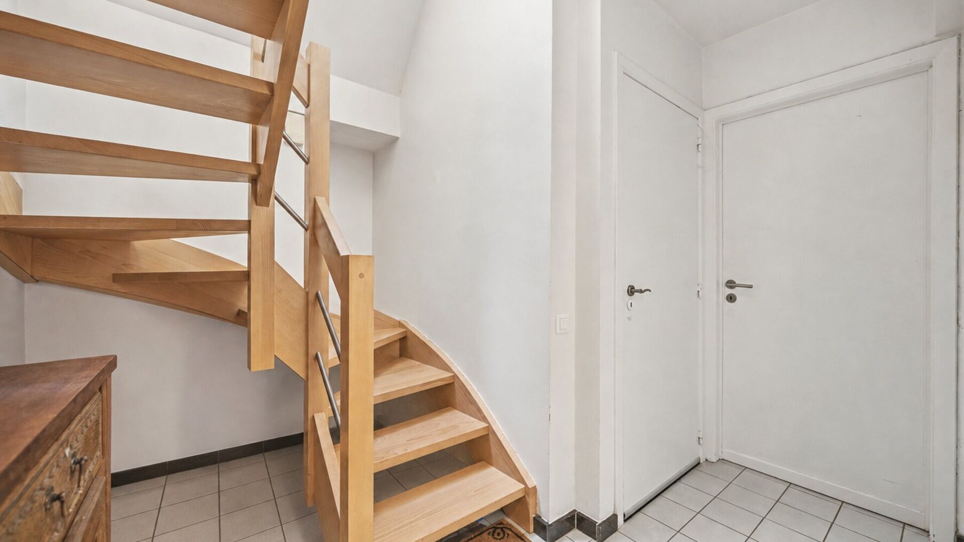 Welkom in Kessel-Lo! Dit charmante duplexappartement geniet van een uitstekende ligging vlak bij het centrum van Leuven. Winkels, scholen, openbaar vervoer en diverse sport- en recreatiefaciliteiten bevinden zich op wandel- en fietsafstand, waardoor u hie