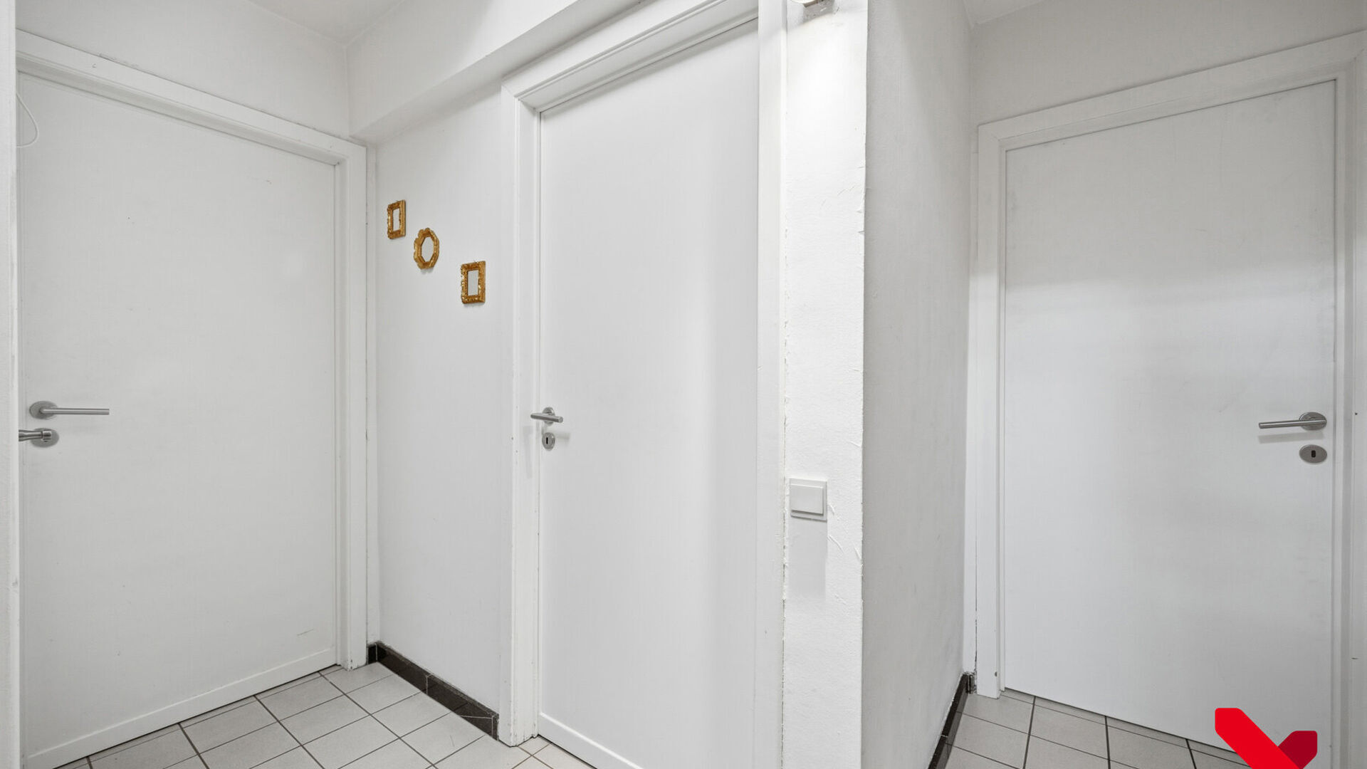 Welkom in Kessel-Lo! Dit charmante duplexappartement geniet van een uitstekende ligging vlak bij het centrum van Leuven. Winkels, scholen, openbaar vervoer en diverse sport- en recreatiefaciliteiten bevinden zich op wandel- en fietsafstand, waardoor u hie