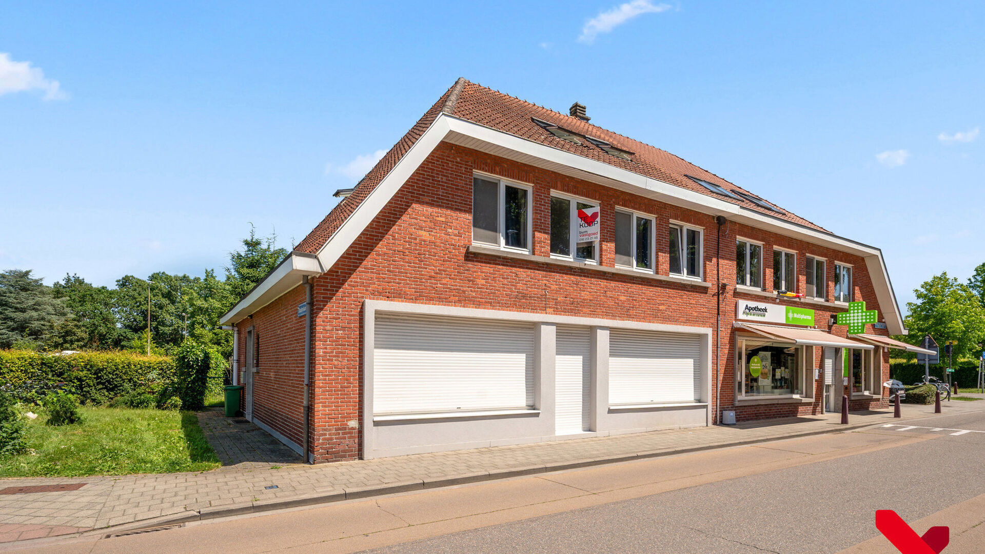 Welkom in Kessel-Lo! Dit charmante duplexappartement geniet van een uitstekende ligging vlak bij het centrum van Leuven. Winkels, scholen, openbaar vervoer en diverse sport- en recreatiefaciliteiten bevinden zich op wandel- en fietsafstand, waardoor u hie