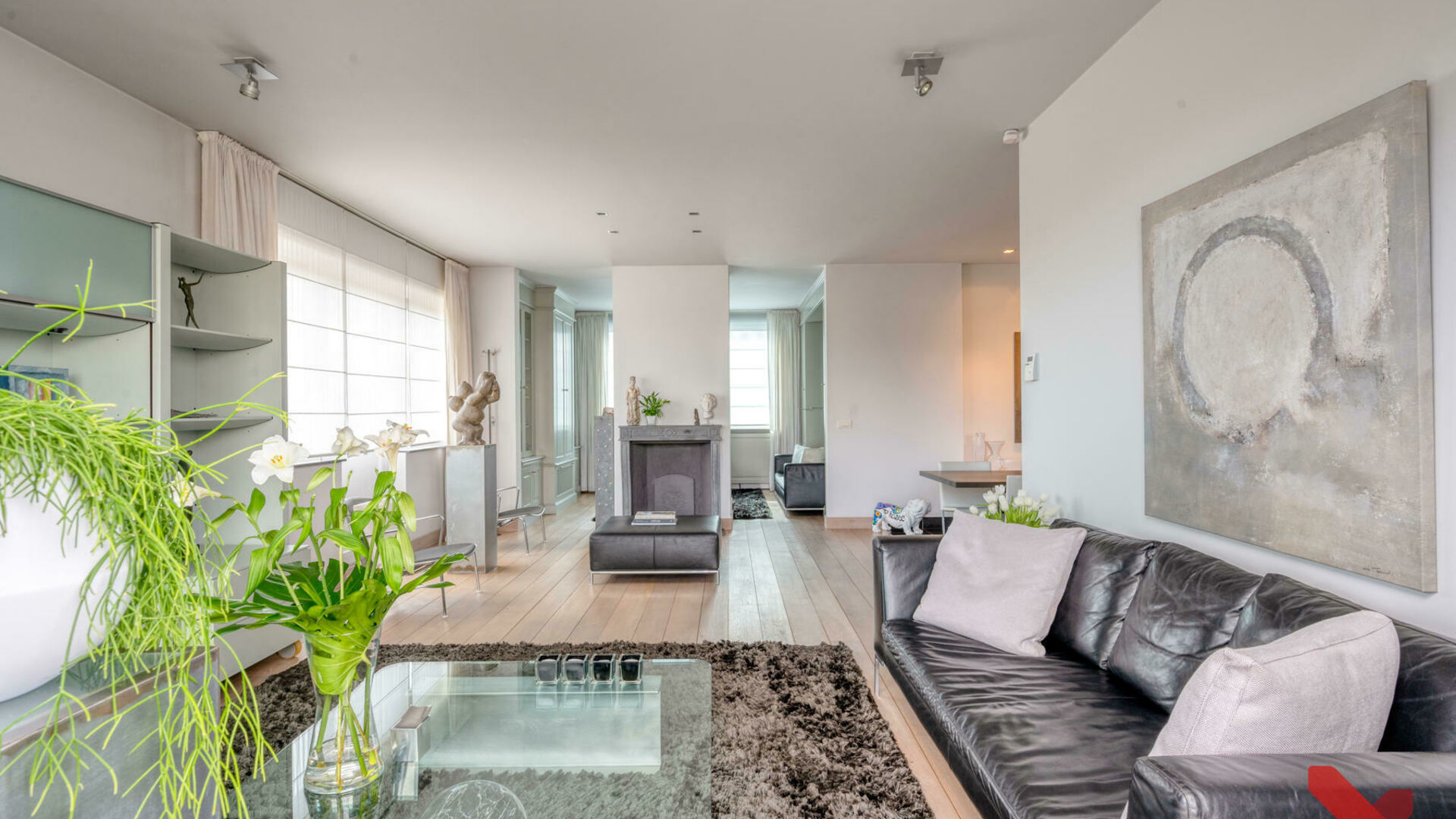 Dit prachtige luxe duplex appartement is gelegen aan de rand van Tienen centrum en biedt de perfecte combinatie van luxueus en stijlvol wonen. Het pand is afgewerkt met hoogwaardige materialen en beschikt over een ruim, zonnig terras.

Deze living is inge