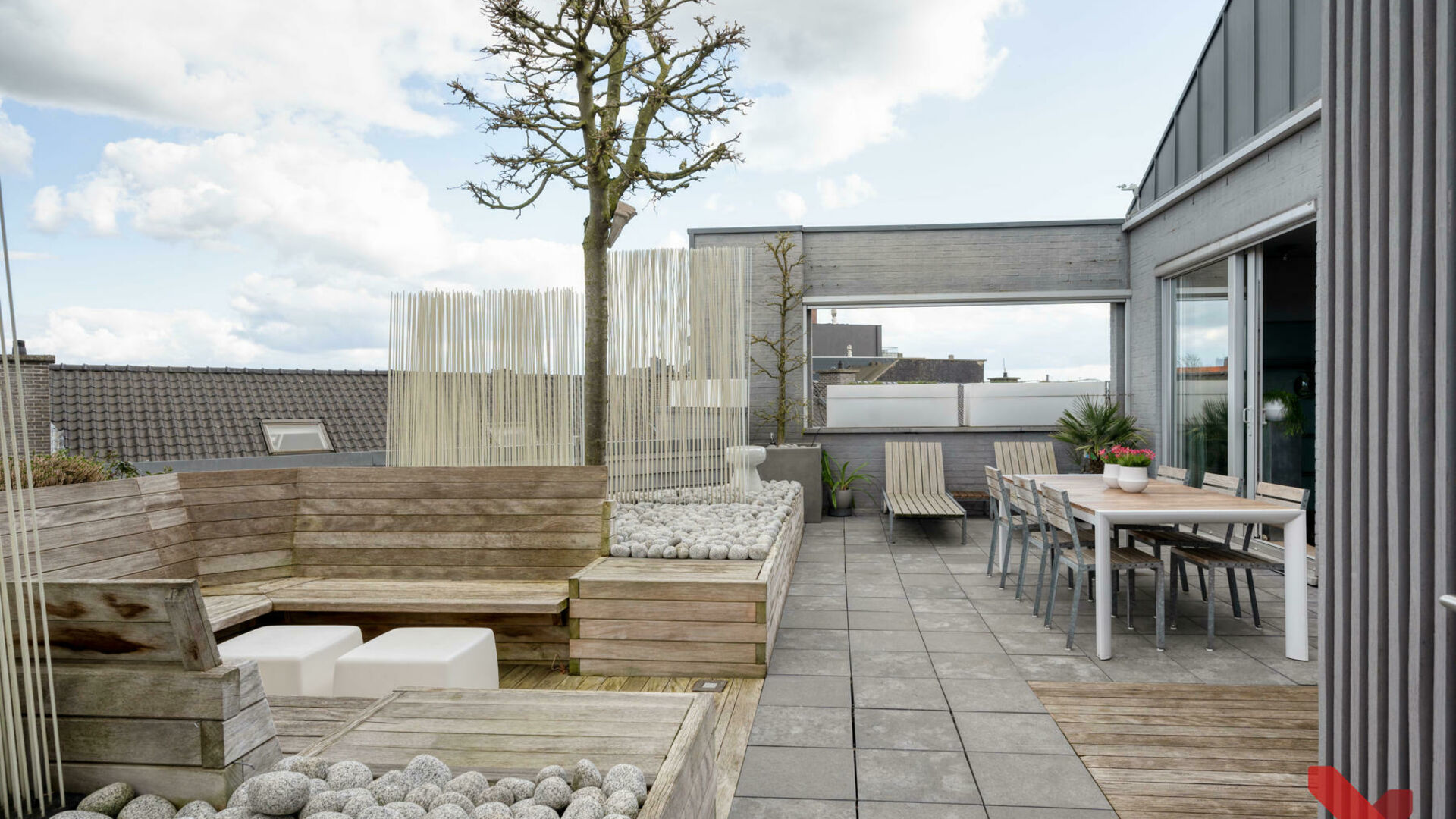 Dit prachtige luxe duplex appartement is gelegen aan de rand van Tienen centrum en biedt de perfecte combinatie van luxueus en stijlvol wonen. Het pand is afgewerkt met hoogwaardige materialen en beschikt over een ruim, zonnig terras.

Deze living is inge