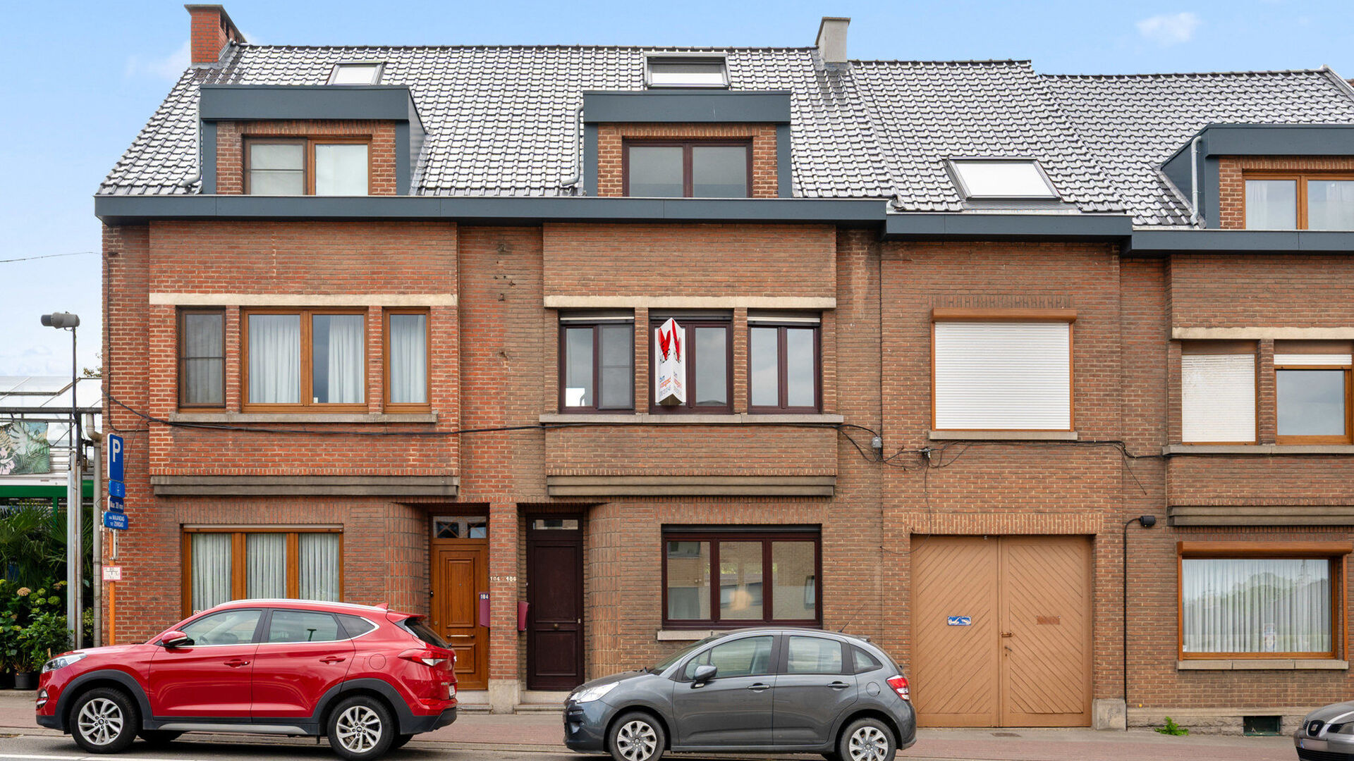 Welkom in Herent! Deze charmante rijwoning geniet van een uitstekende ligging, op slechts enkele minuten van Leuven en vlak bij de autosnelweg. Zo bereik je vlot de omliggende steden of populaire werkbestemmingen in de buurt zoals IMEC en Gasthuisberg.
V