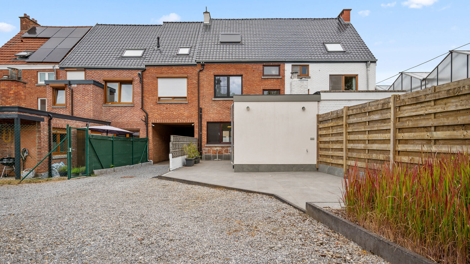 Welkom in Herent! Deze charmante rijwoning geniet van een uitstekende ligging, op slechts enkele minuten van Leuven en vlak bij de autosnelweg. Zo bereik je vlot de omliggende steden of populaire werkbestemmingen in de buurt zoals IMEC en Gasthuisberg.
V