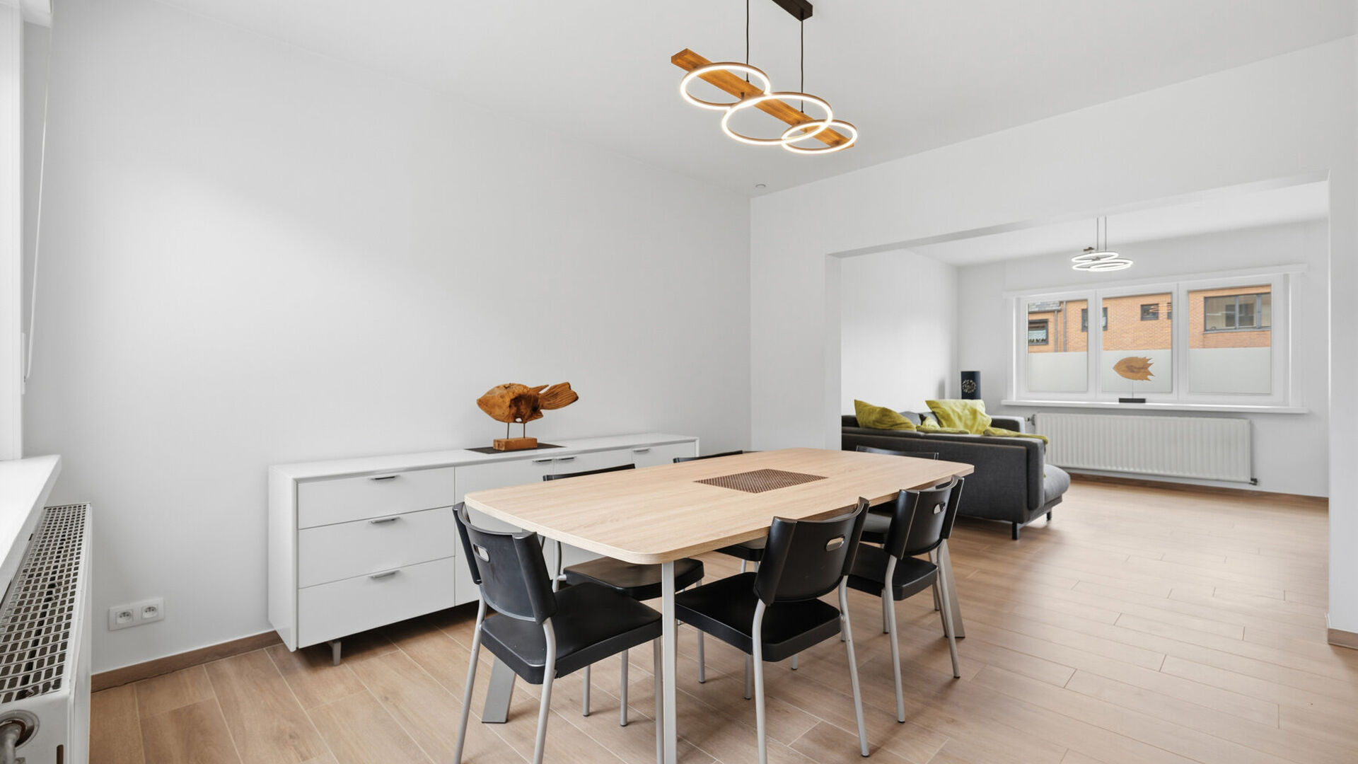 Welcome to Herent! This charming terraced house enjoys an excellent location, just minutes from Leuven and close to the highway. This ensures easy access to surrounding cities and popular local employment hubs such as IMEC and Gasthuisberg.
The entrance
