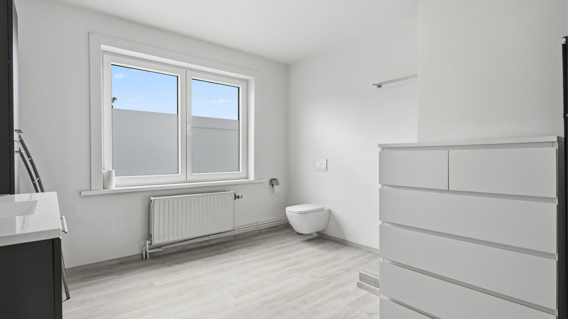 Welcome to Herent! This charming terraced house enjoys an excellent location, just minutes from Leuven and close to the highway. This ensures easy access to surrounding cities and popular local employment hubs such as IMEC and Gasthuisberg.
The entrance