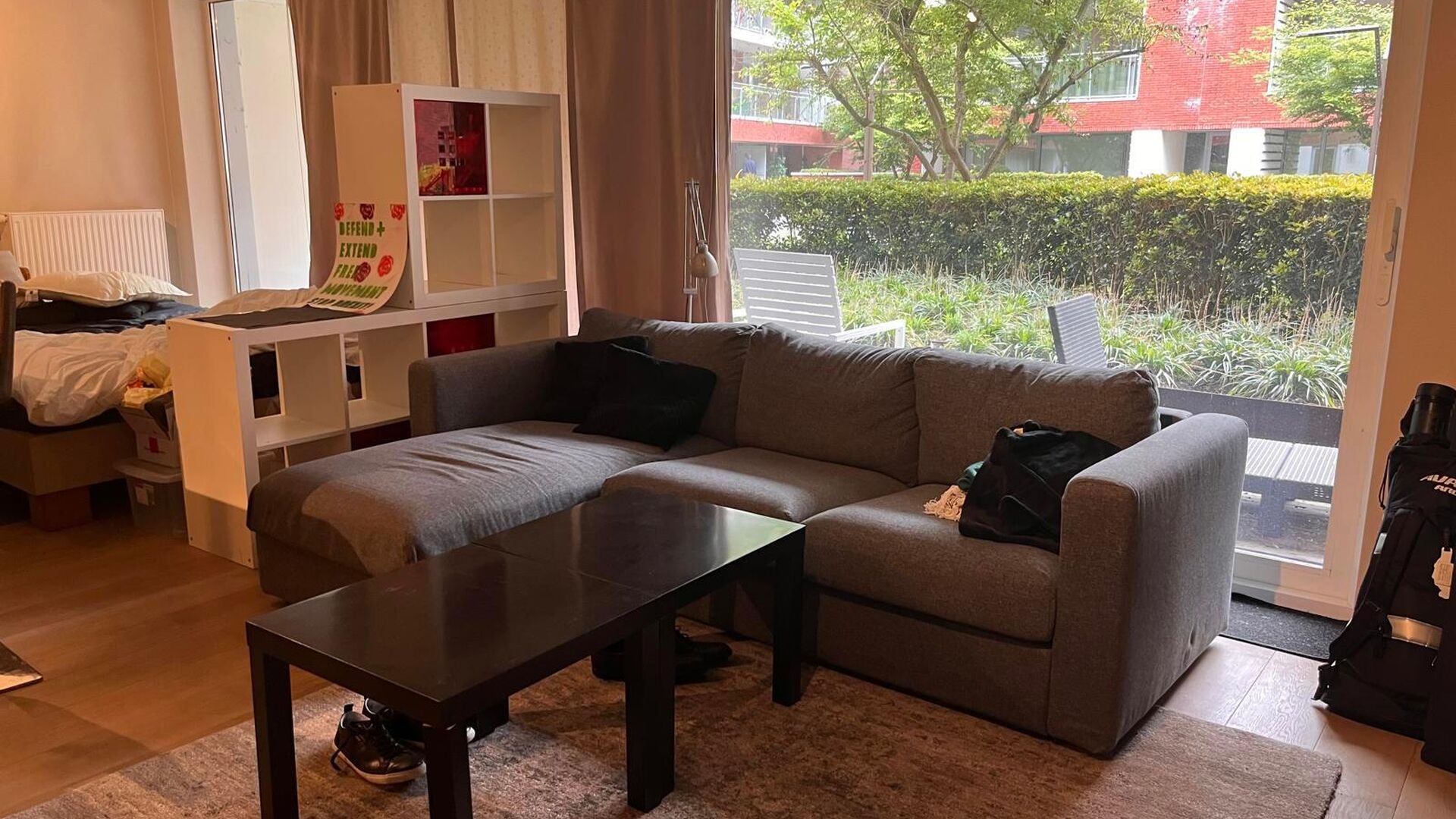 Studio spacieux et enti&egrave;rement meubl&eacute; au rez-de-chauss&eacute;e de la r&eacute;sidence Waterside, sur le Vaartkom de Louvain. Proche du centre-ville et acc&egrave;s facile aux autoroutes E40 et E314.

Ce studio de 52 m&sup2; comprend&nbsp;:

- Placard mural int&eacute;gr&eacute;
- D&eacute;barras