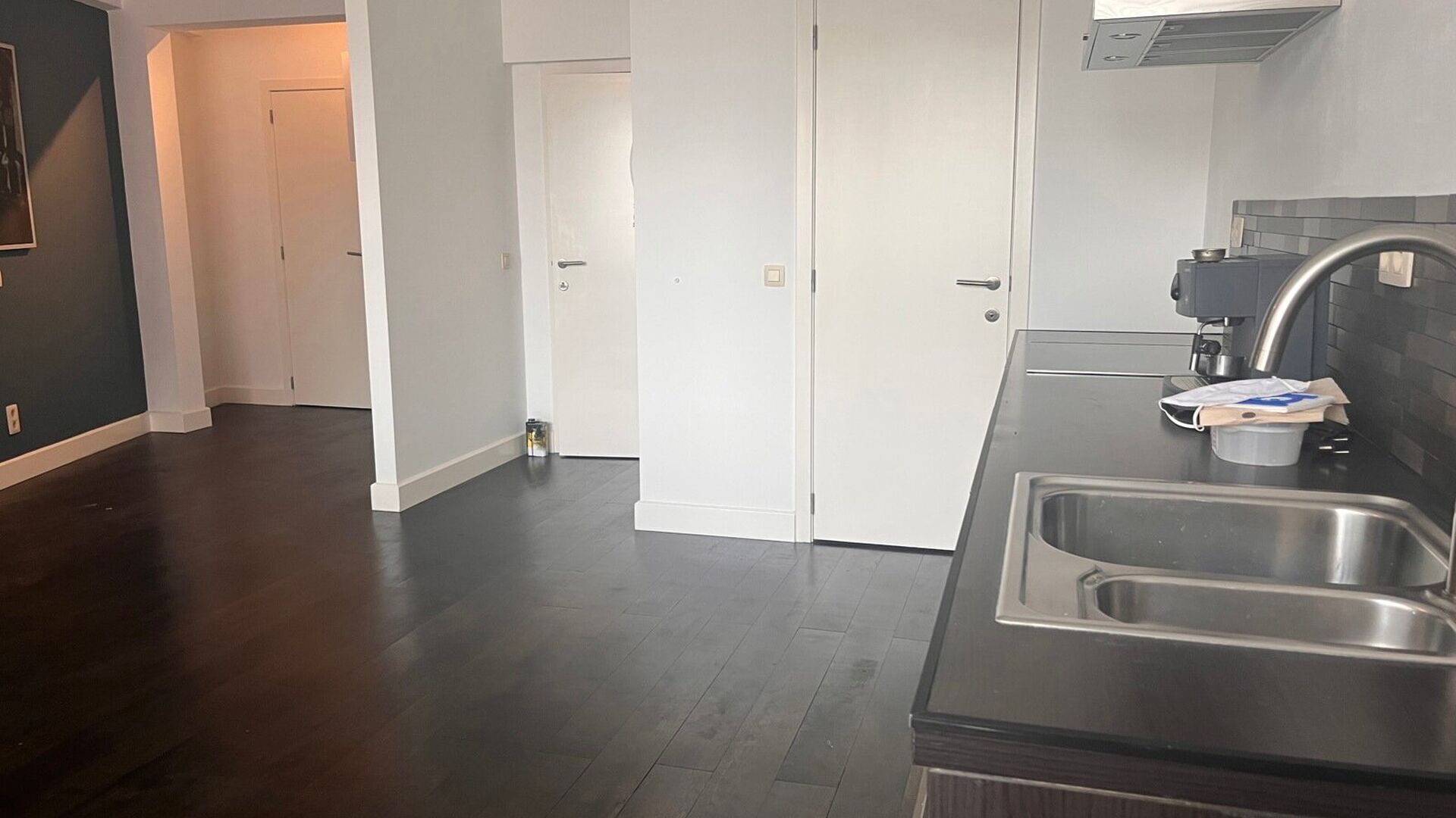 Ce studio spacieux et lumineux est situ&eacute; au troisi&egrave;me &eacute;tage &agrave; l'arri&egrave;re du b&acirc;timent avec acc&egrave;s &agrave; l'ascenseur. Le studio dispose d'une cuisine int&eacute;gr&eacute;e, d'un d&eacute;barras avec machine &agrave; laver et d'une salle de bain avec douche, lavabo et WC. 
Dispo