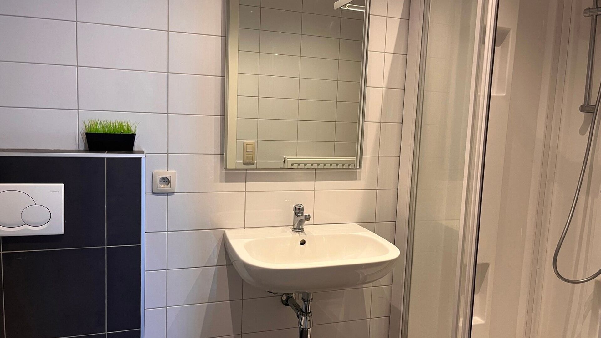 Ce studio spacieux et lumineux est situ&eacute; au troisi&egrave;me &eacute;tage &agrave; l'arri&egrave;re du b&acirc;timent avec acc&egrave;s &agrave; l'ascenseur. Le studio dispose d'une cuisine int&eacute;gr&eacute;e, d'un d&eacute;barras avec machine &agrave; laver et d'une salle de bain avec douche, lavabo et WC. 
Dispo