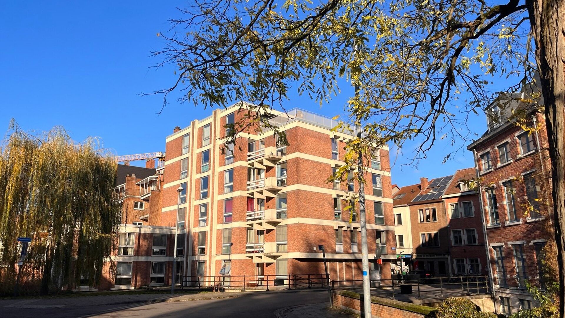 Studio spacieux et lumineux, situé au calme à l’arrière de la Mechelsestraat, à quelques pas du centre de Louvain. Grâce à sa situation centrale, les transports en commun ainsi que le ring de Louvain sont facilement accessibles.
Le studio se trou
