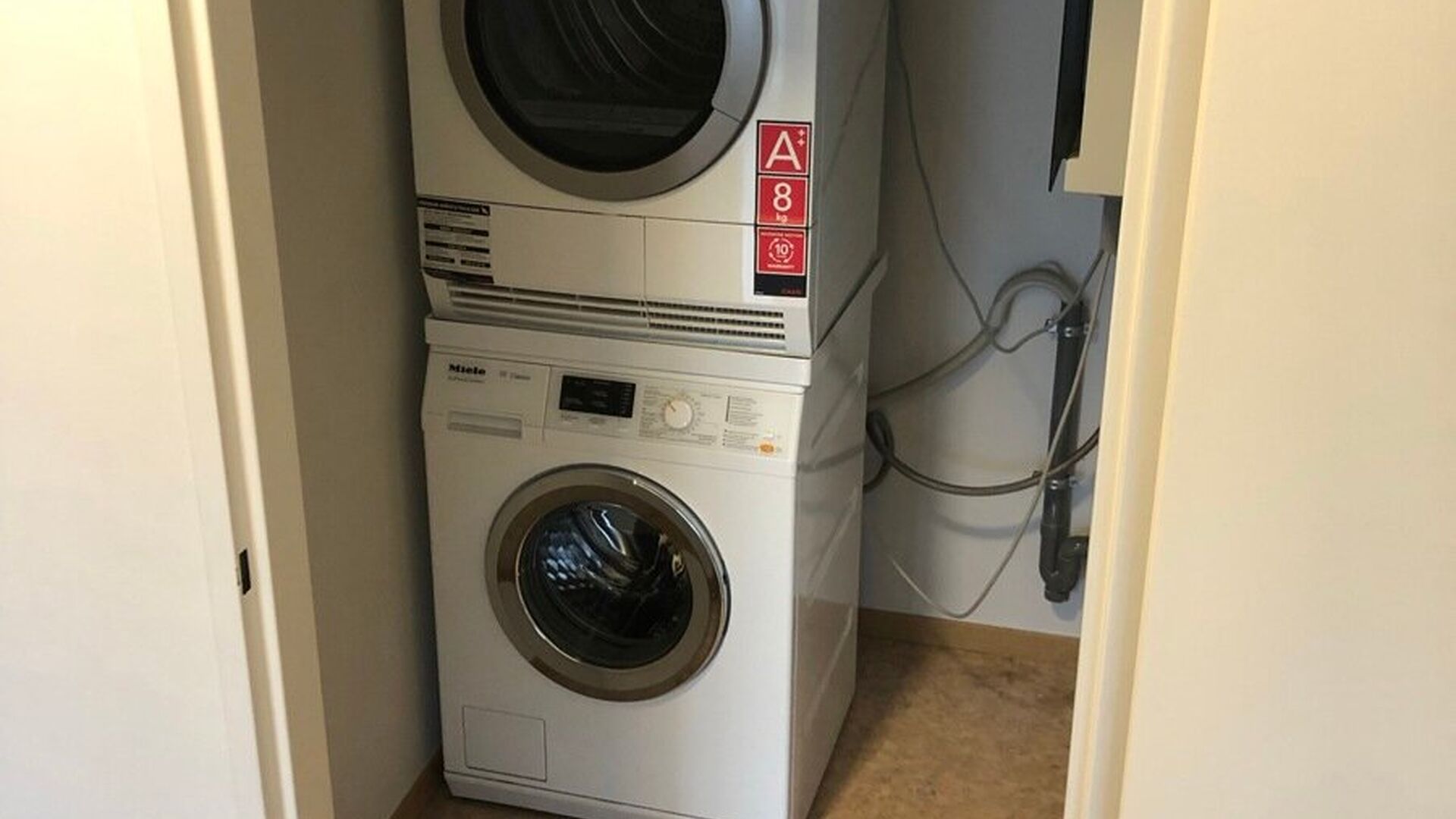 Spacious and bright 2-bedroom apartment with 2 terraces and parking space in Heverlee

This very spacious furnished apartment is located on the eighth floor and enjoys plenty of natural light and beautiful views. The apartment is ideally situated in Hever