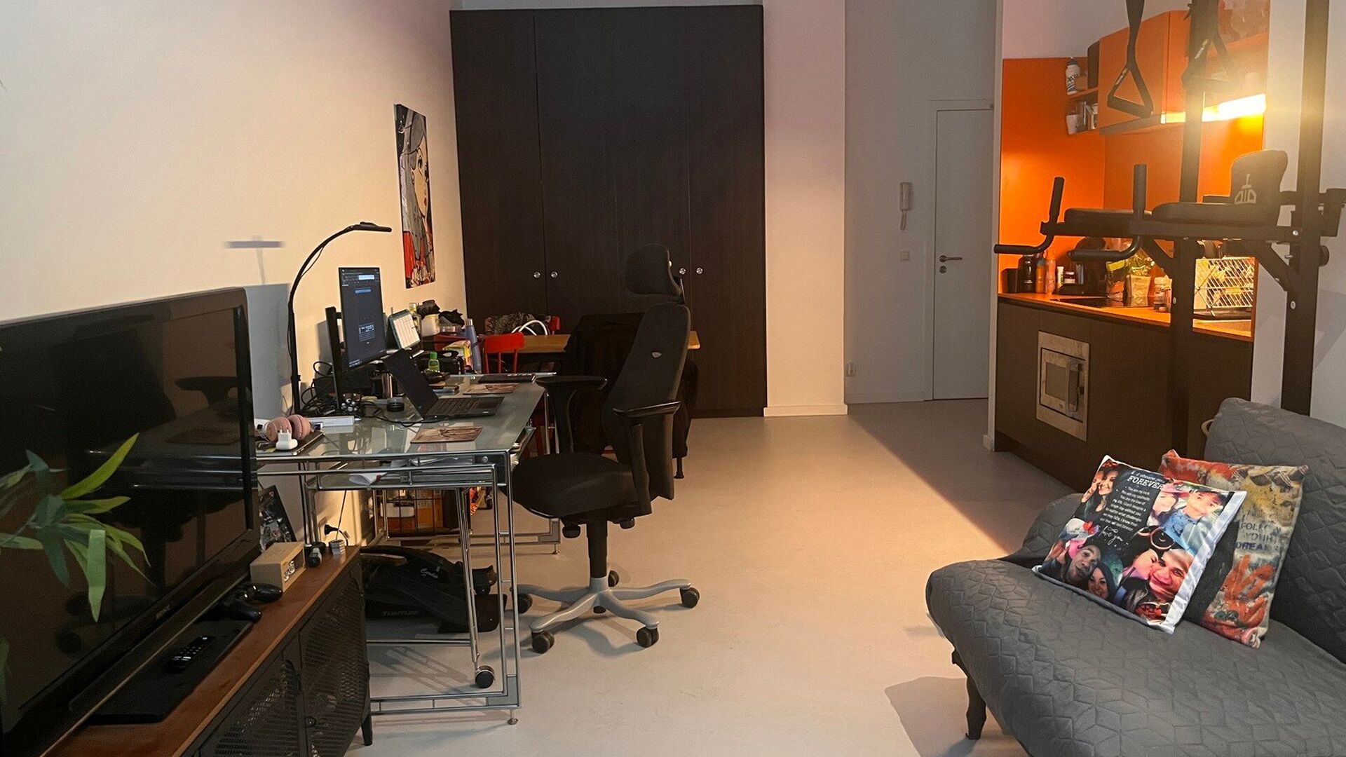Modern apartment for rent on the renewed Vaartkom site: Residence I Love Hungaria on the Engels Plein in the new city part of Leuven on the Vaartkom. This building is a fine example of innovative architecture.  The apartment is characterized by unseen cei