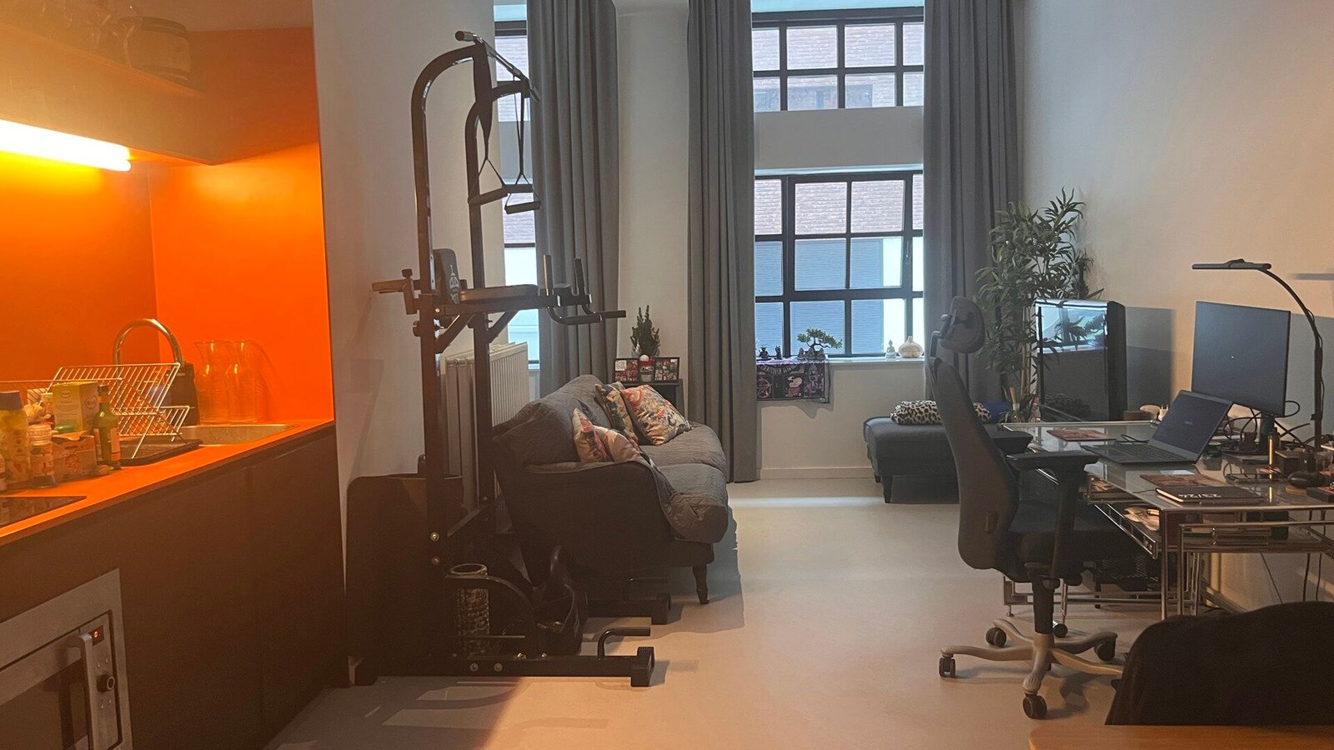 Modern apartment for rent on the renewed Vaartkom site: Residence I Love Hungaria on the Engels Plein in the new city part of Leuven on the Vaartkom. This building is a fine example of innovative architecture.  The apartment is characterized by unseen cei