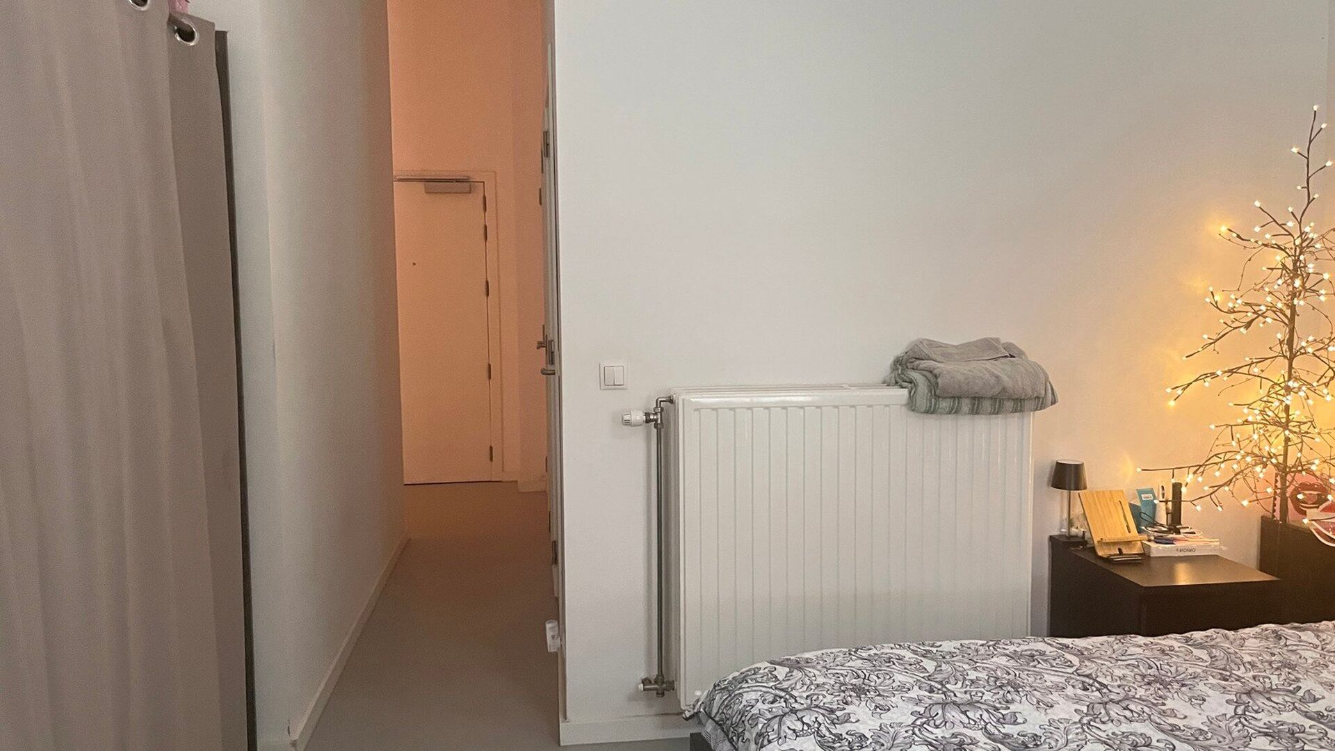 Modern apartment for rent on the renewed Vaartkom site: Residence I Love Hungaria on the Engels Plein in the new city part of Leuven on the Vaartkom. This building is a fine example of innovative architecture.  The apartment is characterized by unseen cei