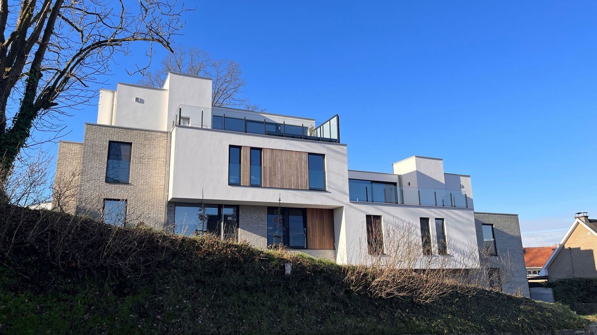 This small-scale luxury residence houses 8 apartments, including this apartment on the second floor at the rear. The apartment comprises an entrance hall with separate toilet, 3 bedrooms, bathroom with walk-in shower and double washbasin, spacious bright 