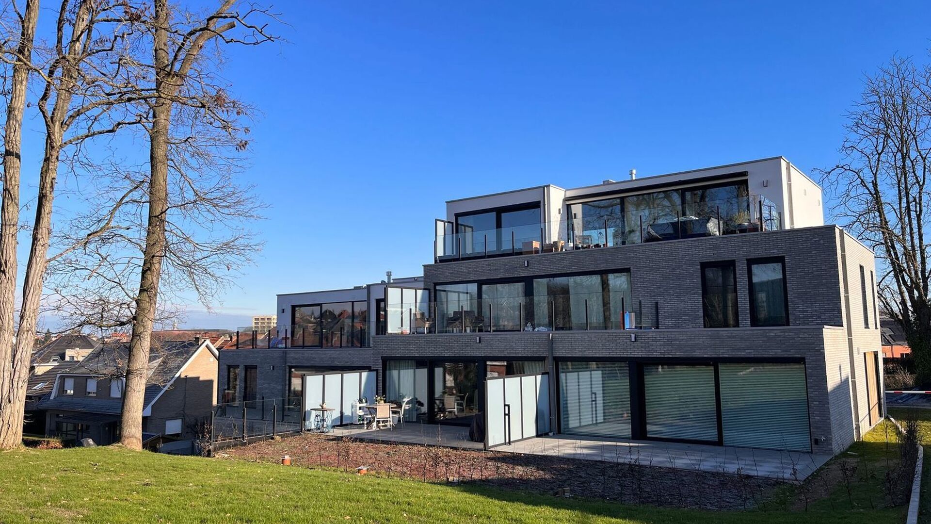 This small-scale luxury residence houses 8 apartments, including this apartment on the second floor at the rear. The apartment comprises an entrance hall with separate toilet, 3 bedrooms, bathroom with walk-in shower and double washbasin, spacious bright 