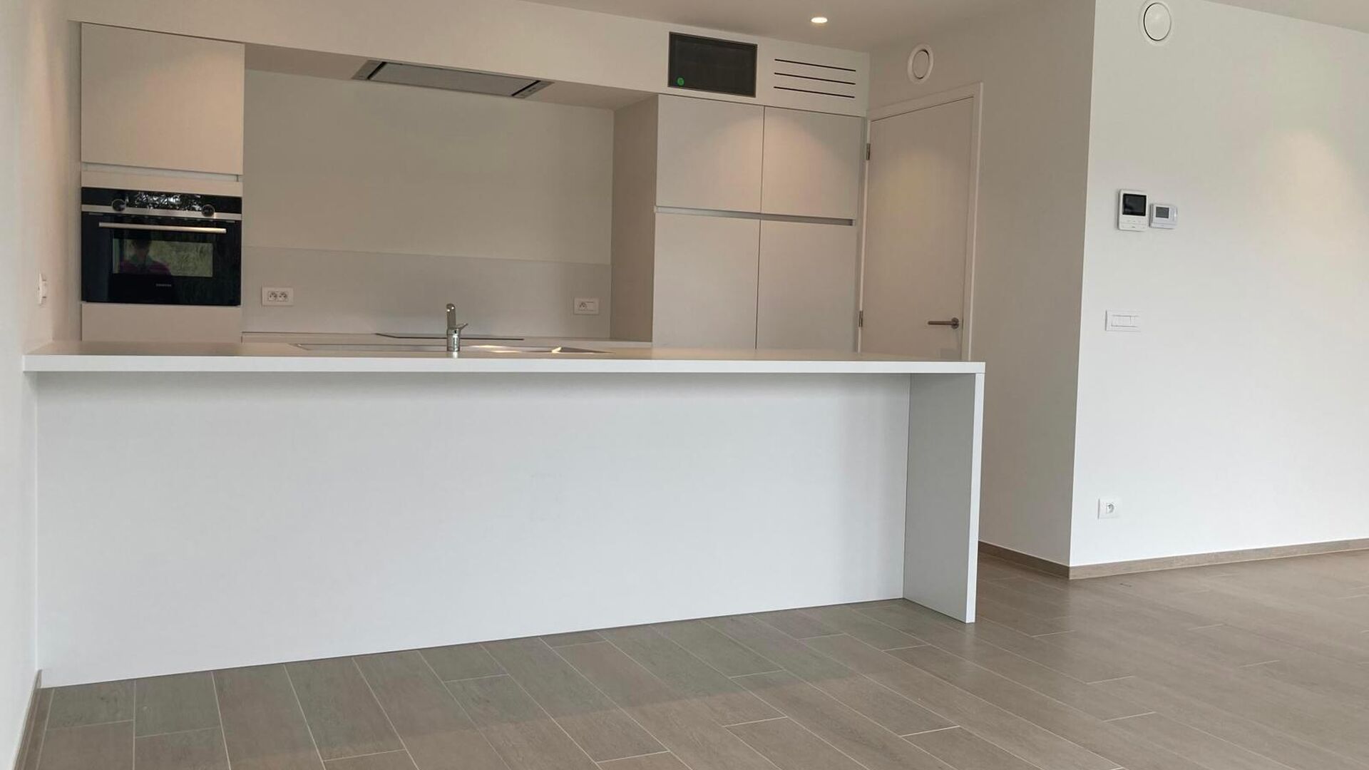 This small-scale luxury residence houses 8 apartments, including this apartment on the second floor at the rear. The apartment comprises an entrance hall with separate toilet, 3 bedrooms, bathroom with walk-in shower and double washbasin, spacious bright 