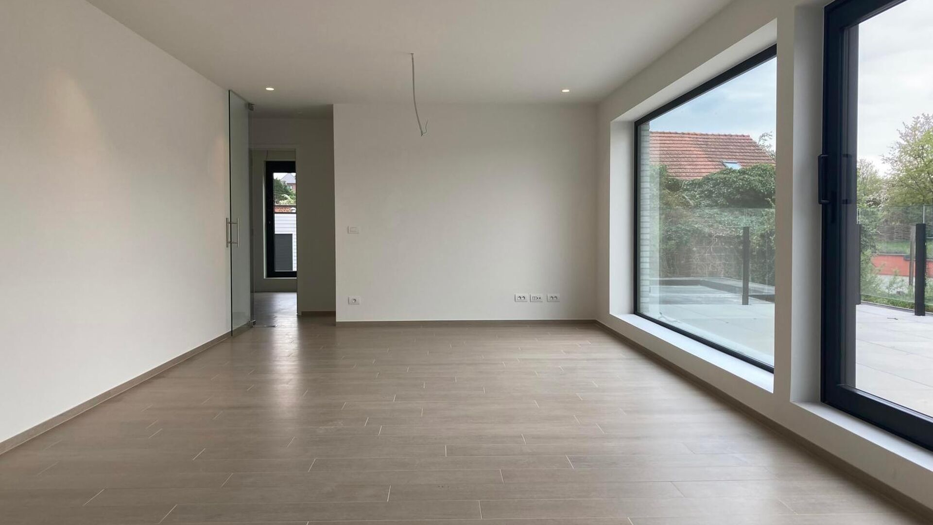 This small-scale luxury residence houses 8 apartments, including this apartment on the second floor at the rear. The apartment comprises an entrance hall with separate toilet, 3 bedrooms, bathroom with walk-in shower and double washbasin, spacious bright 