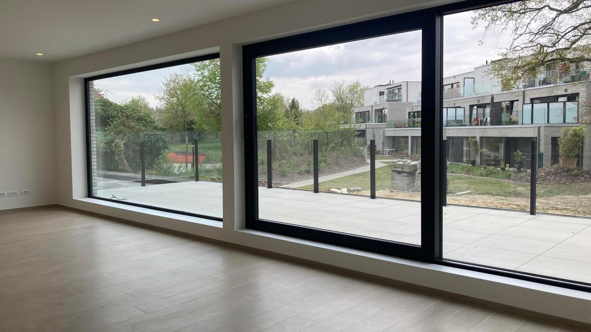 This small-scale luxury residence houses 8 apartments, including this apartment on the second floor at the rear. The apartment comprises an entrance hall with separate toilet, 3 bedrooms, bathroom with walk-in shower and double washbasin, spacious bright 