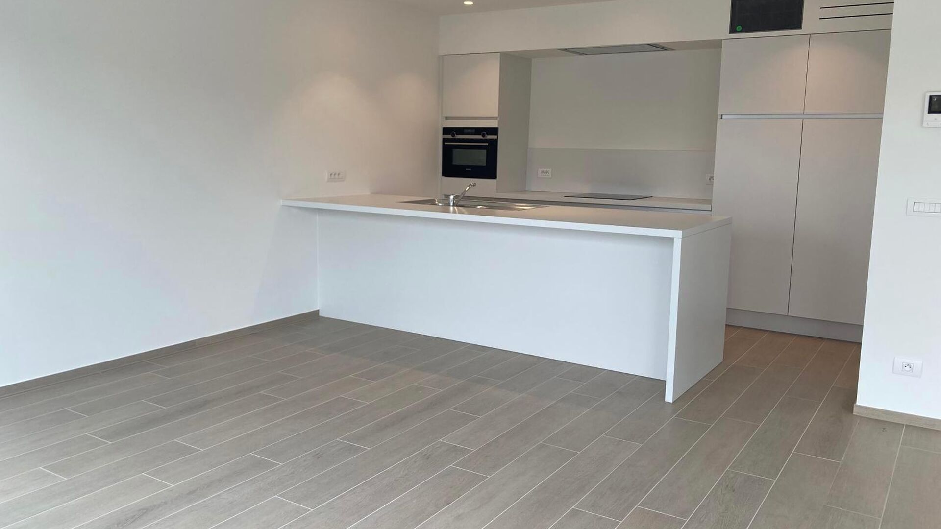 This small-scale luxury residence houses 8 apartments, including this apartment on the second floor at the rear. The apartment comprises an entrance hall with separate toilet, 3 bedrooms, bathroom with walk-in shower and double washbasin, spacious bright 