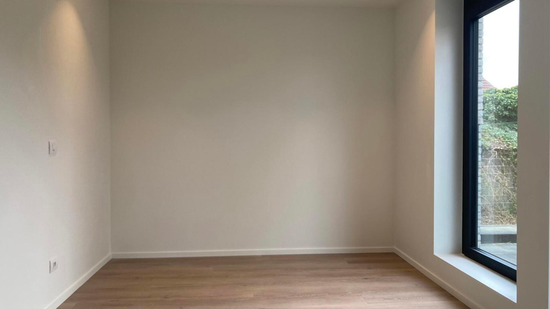 This small-scale luxury residence houses 8 apartments, including this apartment on the second floor at the rear. The apartment comprises an entrance hall with separate toilet, 3 bedrooms, bathroom with walk-in shower and double washbasin, spacious bright 