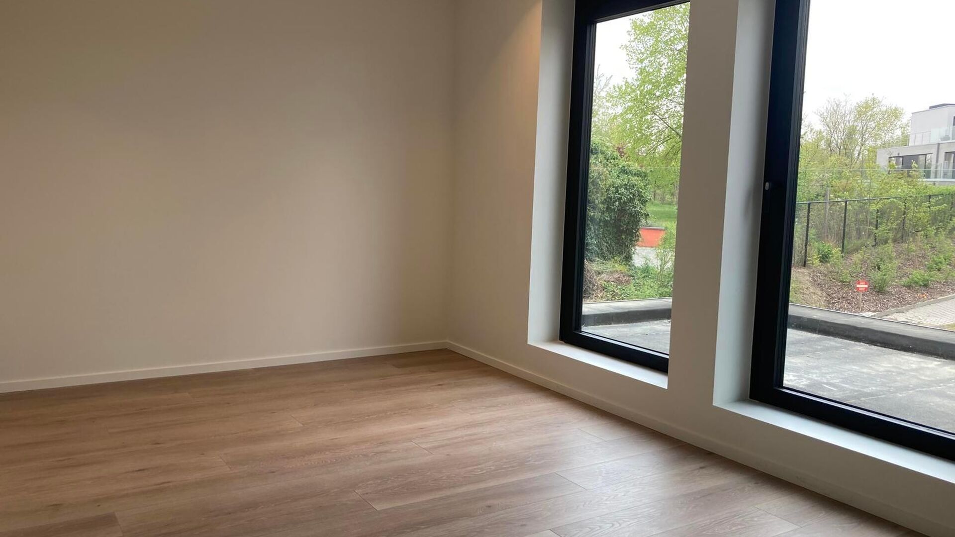 This small-scale luxury residence houses 8 apartments, including this apartment on the second floor at the rear. The apartment comprises an entrance hall with separate toilet, 3 bedrooms, bathroom with walk-in shower and double washbasin, spacious bright 