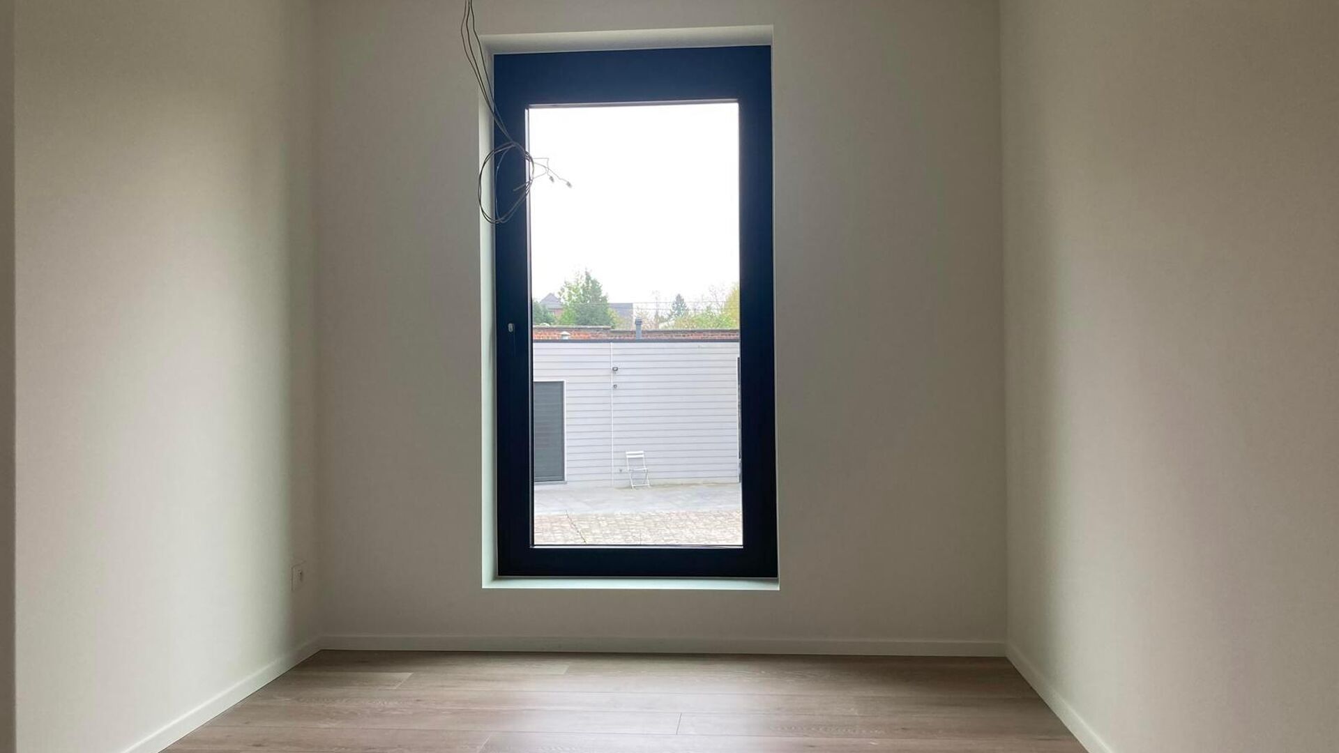 This small-scale luxury residence houses 8 apartments, including this apartment on the second floor at the rear. The apartment comprises an entrance hall with separate toilet, 3 bedrooms, bathroom with walk-in shower and double washbasin, spacious bright 