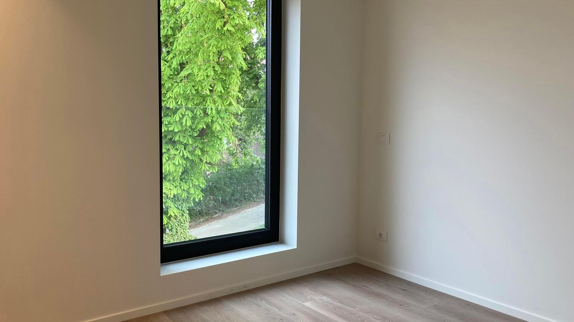 This small-scale luxury residence houses 8 apartments, including this apartment on the second floor at the rear. The apartment comprises an entrance hall with separate toilet, 3 bedrooms, bathroom with walk-in shower and double washbasin, spacious bright 