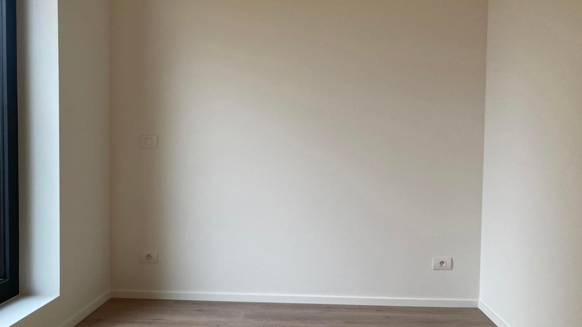 This small-scale luxury residence houses 8 apartments, including this apartment on the second floor at the rear. The apartment comprises an entrance hall with separate toilet, 3 bedrooms, bathroom with walk-in shower and double washbasin, spacious bright 