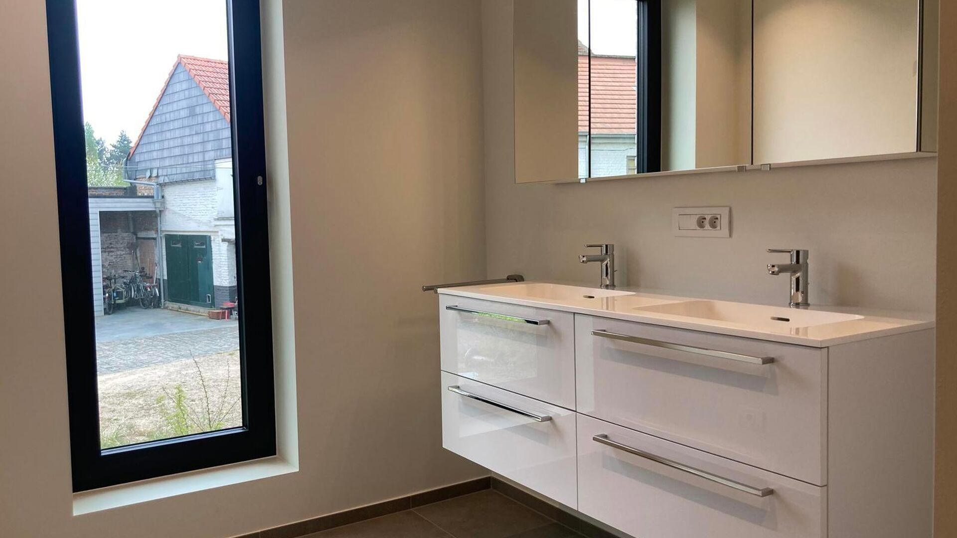 This small-scale luxury residence houses 8 apartments, including this apartment on the second floor at the rear. The apartment comprises an entrance hall with separate toilet, 3 bedrooms, bathroom with walk-in shower and double washbasin, spacious bright 