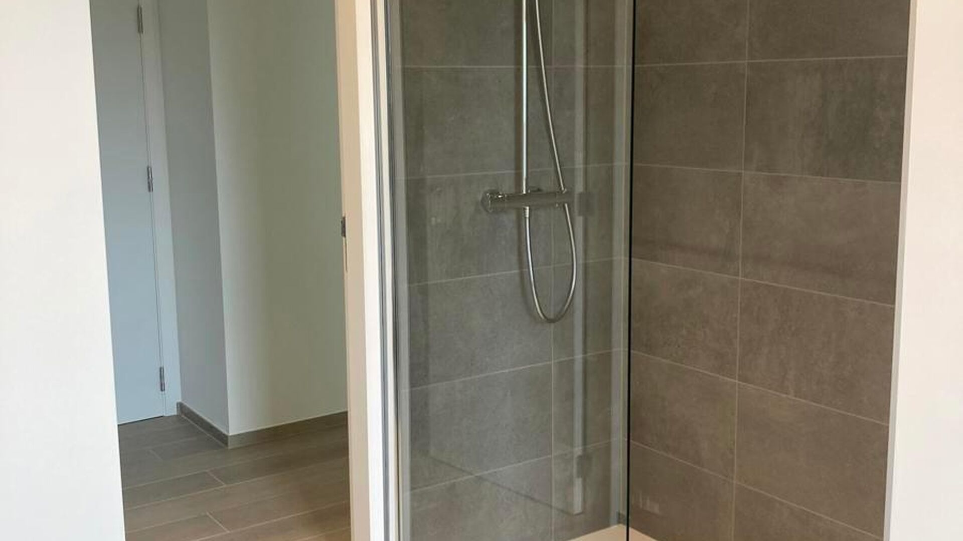 This small-scale luxury residence houses 8 apartments, including this apartment on the second floor at the rear. The apartment comprises an entrance hall with separate toilet, 3 bedrooms, bathroom with walk-in shower and double washbasin, spacious bright 