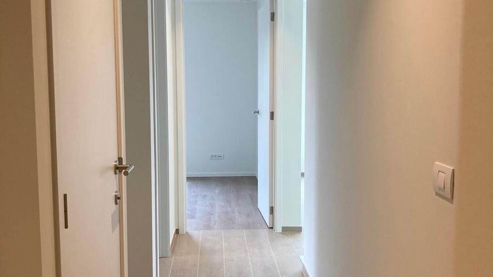 This small-scale luxury residence houses 8 apartments, including this apartment on the second floor at the rear. The apartment comprises an entrance hall with separate toilet, 3 bedrooms, bathroom with walk-in shower and double washbasin, spacious bright 