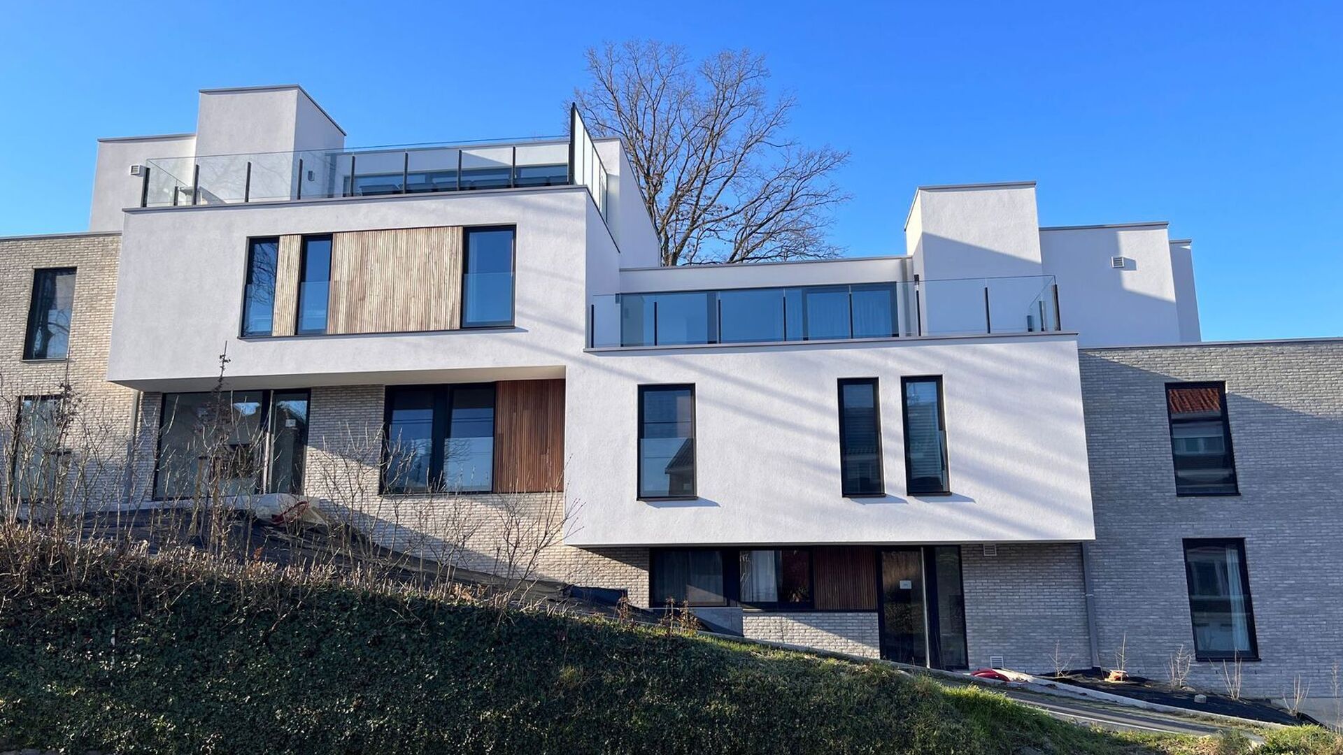 This small-scale luxury residence houses 8 apartments, including this apartment on the second floor at the rear. The apartment comprises an entrance hall with separate toilet, 3 bedrooms, bathroom with walk-in shower and double washbasin, spacious bright 