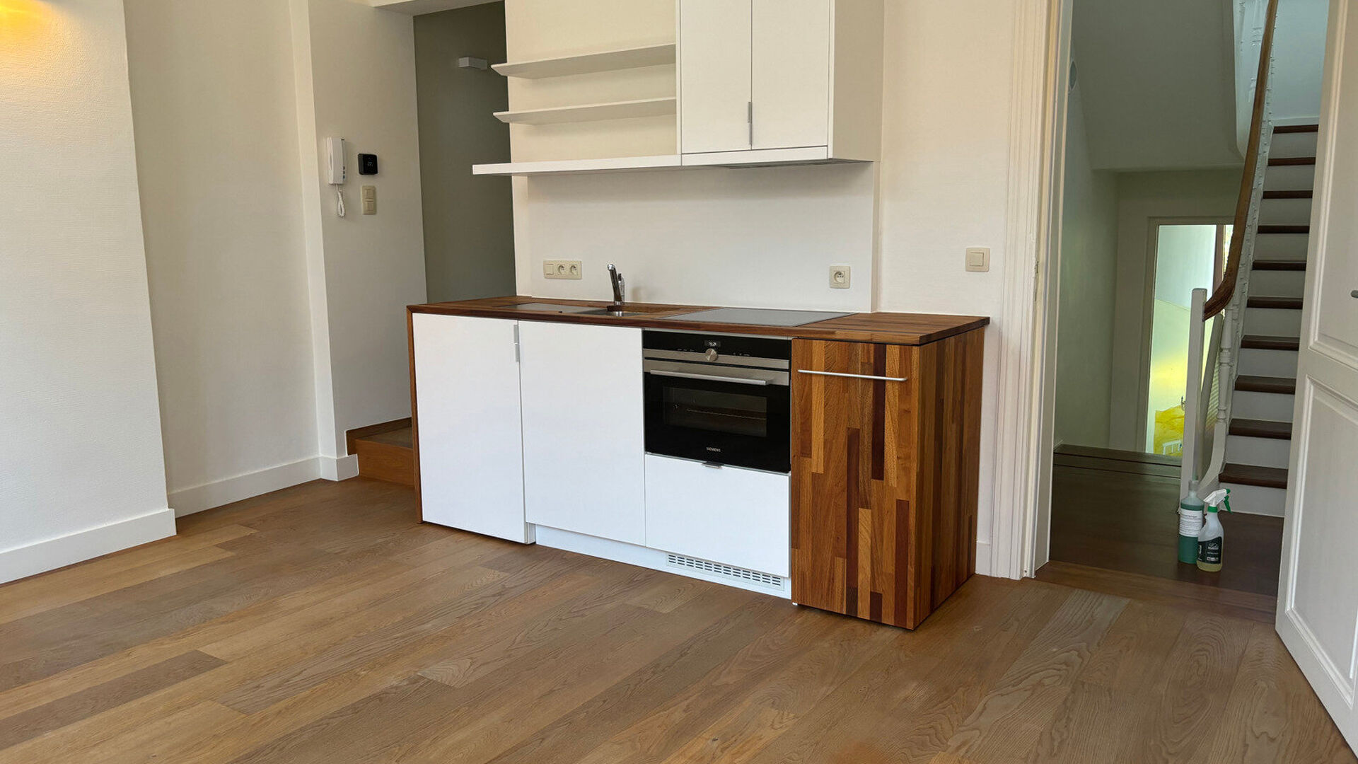 Recent, modern and very bright flat on the second floor in the New Quarter. The 1 bedroom apartment has at the entrance a storage room with washing machine connection, a bright living room with open installed kitchen. A corridor with an integrated bathroo