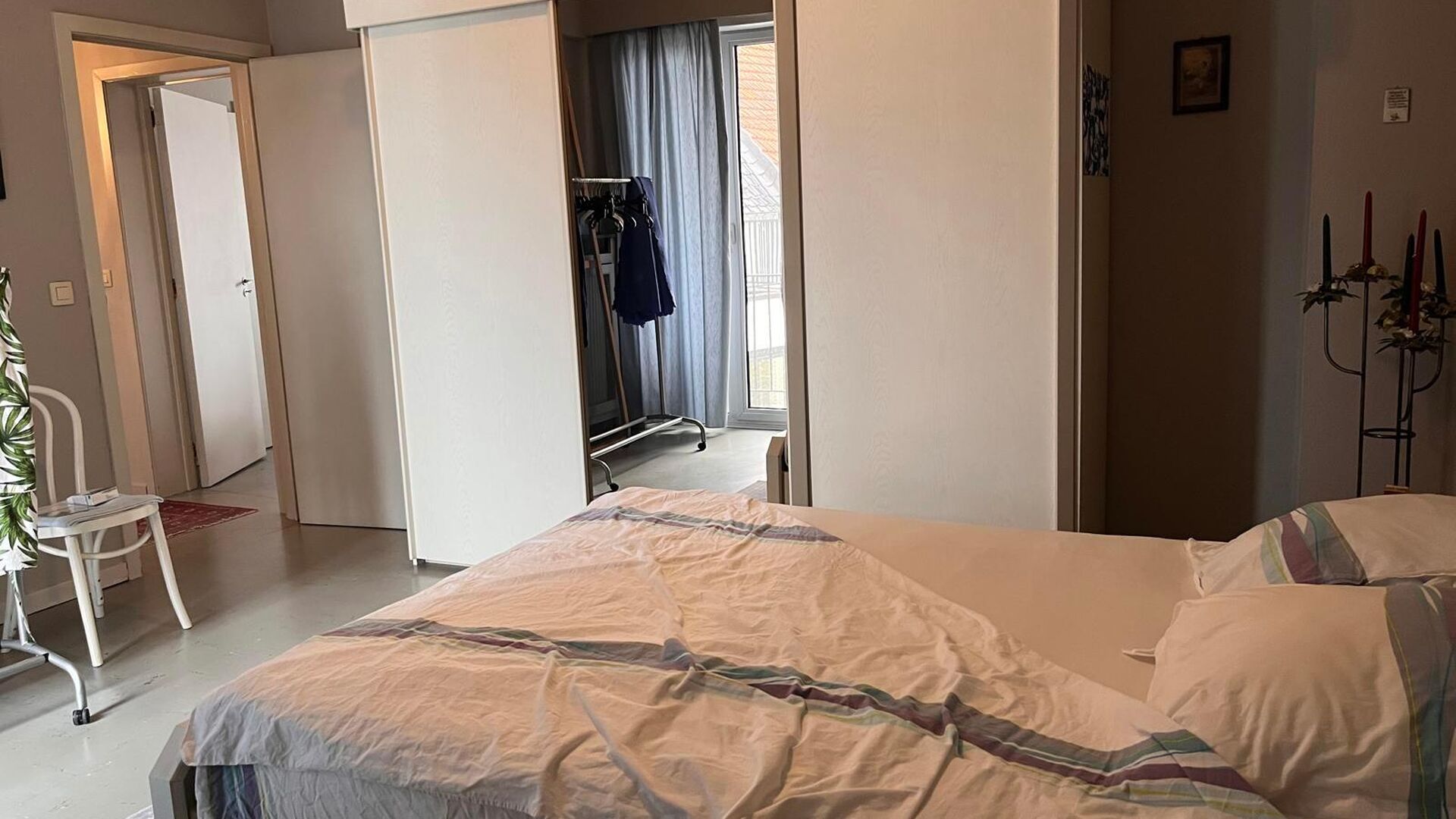 This apartment is located at the Parkpoort on the third floor, so from the living area you have a nice view of the Philip site and the surrounding region.  Besides the bright living room there is an installed kitchen with new cooker, oven and fridge.  At 