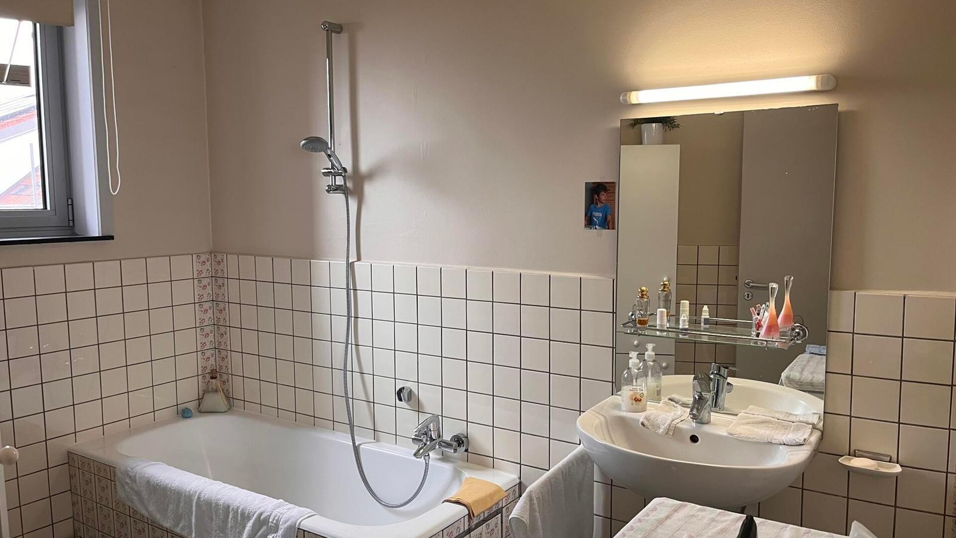 This apartment is located at the Parkpoort on the third floor, so from the living area you have a nice view of the Philip site and the surrounding region.  Besides the bright living room there is an installed kitchen with new cooker, oven and fridge.  At 