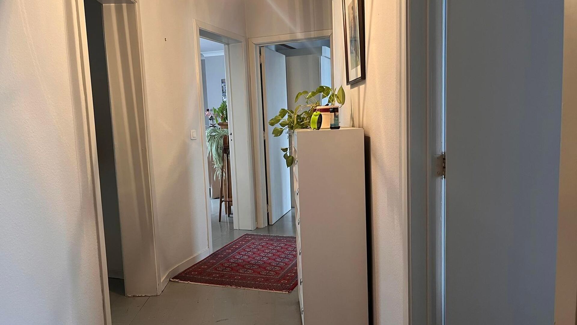 This apartment is located at the Parkpoort on the third floor, so from the living area you have a nice view of the Philip site and the surrounding region.  Besides the bright living room there is an installed kitchen with new cooker, oven and fridge.  At 