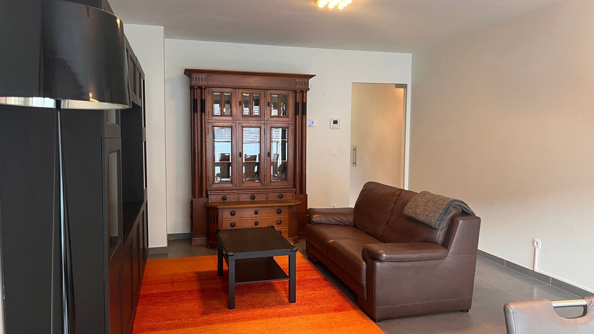 Furnished two-bedroom apartment with a living area of 85m² located at the back of Leuven station. Just outside the ring of Leuven and yet within walking distance of the pleasant shopping street, the Bondgenotenlaan. Layout: entrance hall with separate to