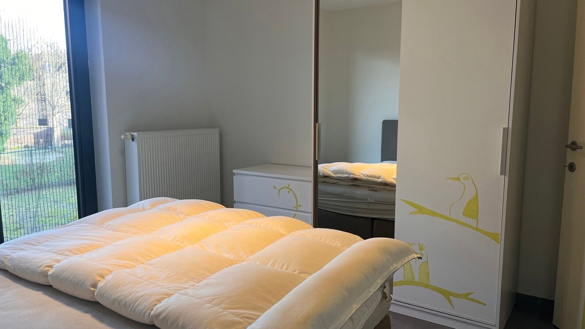 Furnished two-bedroom apartment with a living area of 85m² located at the back of Leuven station. Just outside the ring of Leuven and yet within walking distance of the pleasant shopping street, the Bondgenotenlaan. Layout: entrance hall with separate to