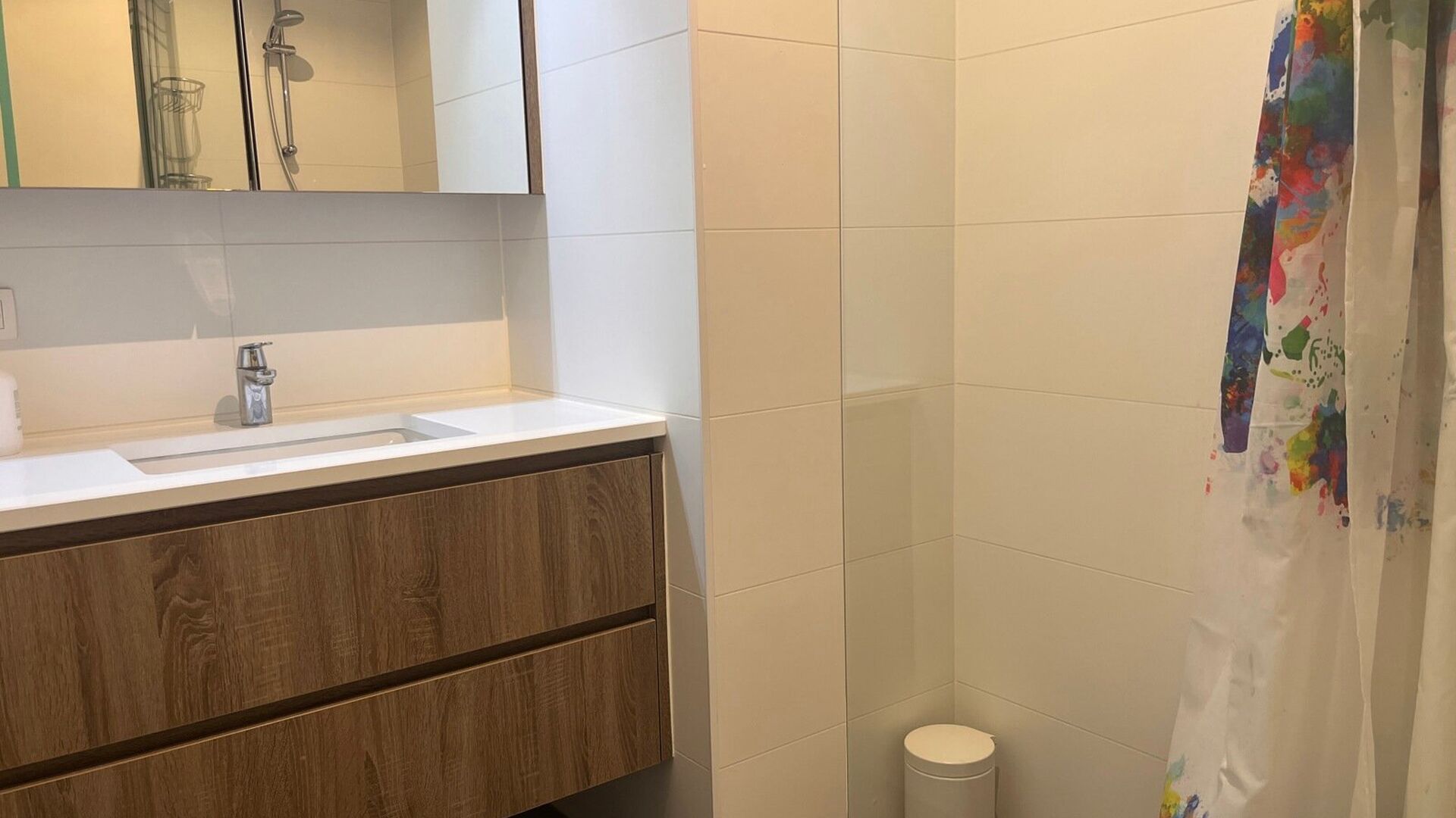 Furnished two-bedroom apartment with a living area of 85m² located at the back of Leuven station. Just outside the ring of Leuven and yet within walking distance of the pleasant shopping street, the Bondgenotenlaan. Layout: entrance hall with separate to