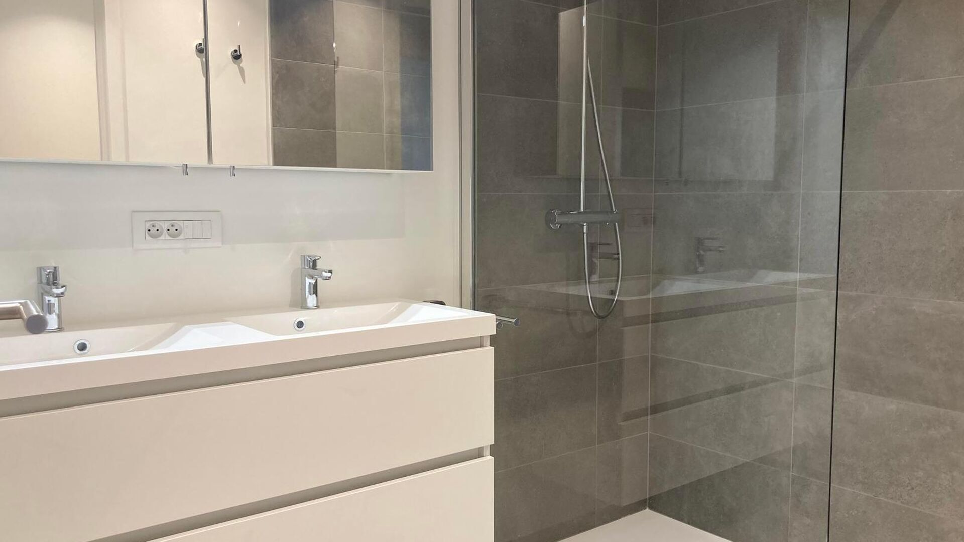 This small-scale luxury residence houses 8 apartments, including this duplex penthouse on the first and second floors. The apartment comprises an entrance hall (elevator goes up to the apartment) on the second floor with separate toilet, open installed ki