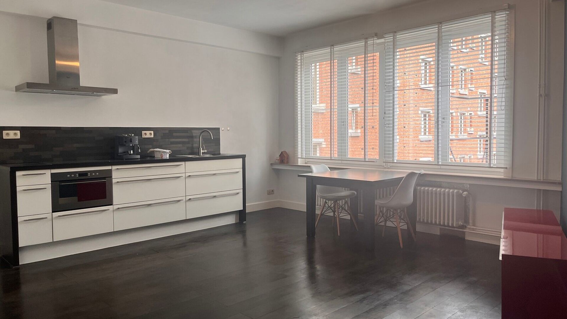 This bright spacious studio is located on the third floor at the back of the building with elevator. The studio has a built-in kitchen, storage room with washing machine and bathroom with shower, sink and WC. 
Available from October 1, 2024.
Rent 850 &euro; 