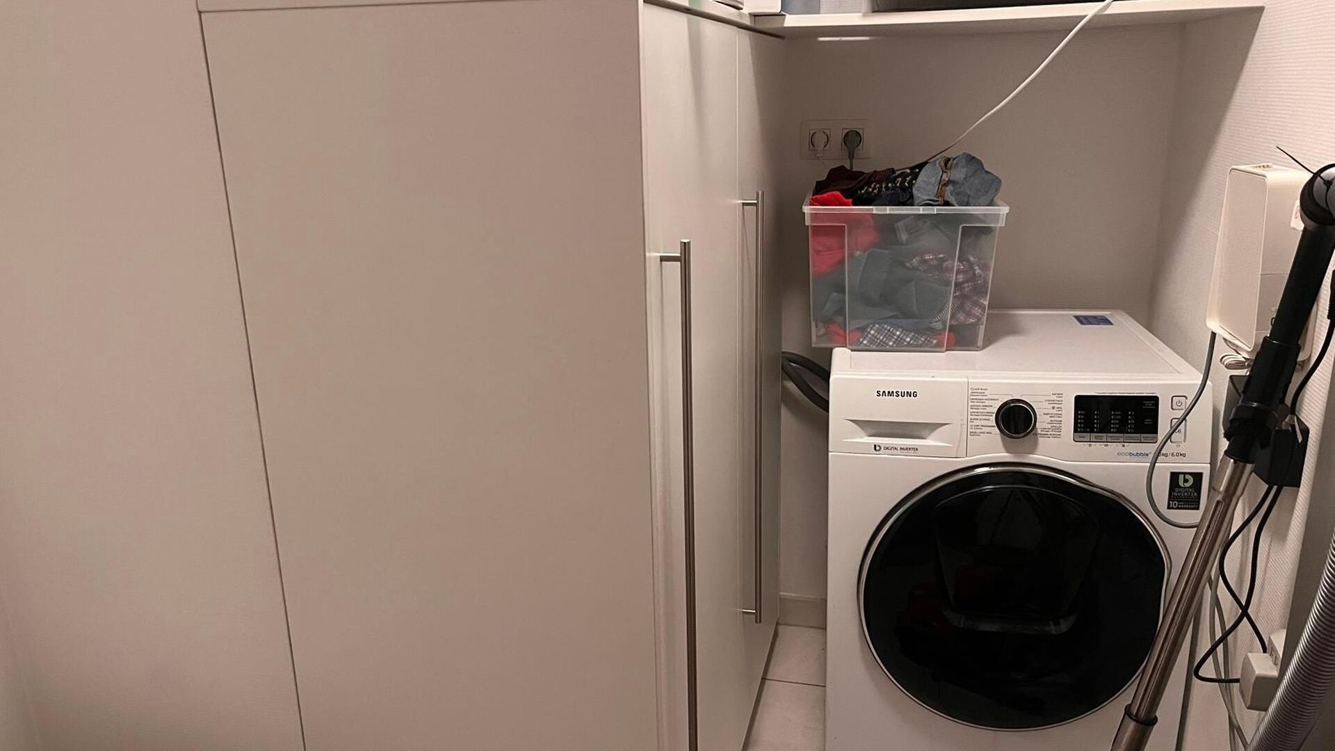 Spacious and fully furnished studio on the ground floor of the Waterside residence, on the Leuven Vaartkom. Close to the city center and with easy access to the E40 and E314.

The 52 m&sup2; studio features:

- Built-in wall cupboard
- Storage room with toile