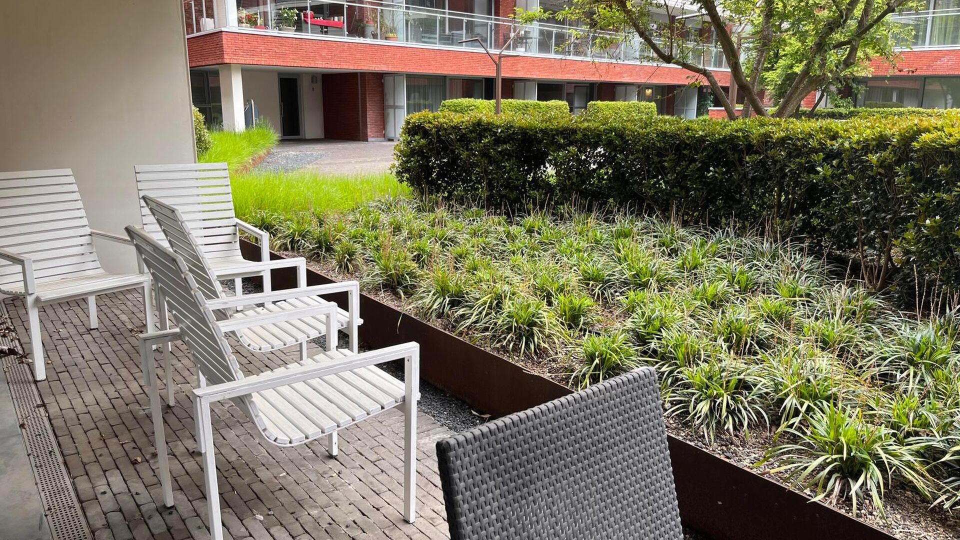 Spacious and fully furnished studio on the ground floor of the Waterside residence, on the Leuven Vaartkom. Close to the city center and with easy access to the E40 and E314.

The 52 m&sup2; studio features:

- Built-in wall cupboard
- Storage room with toile