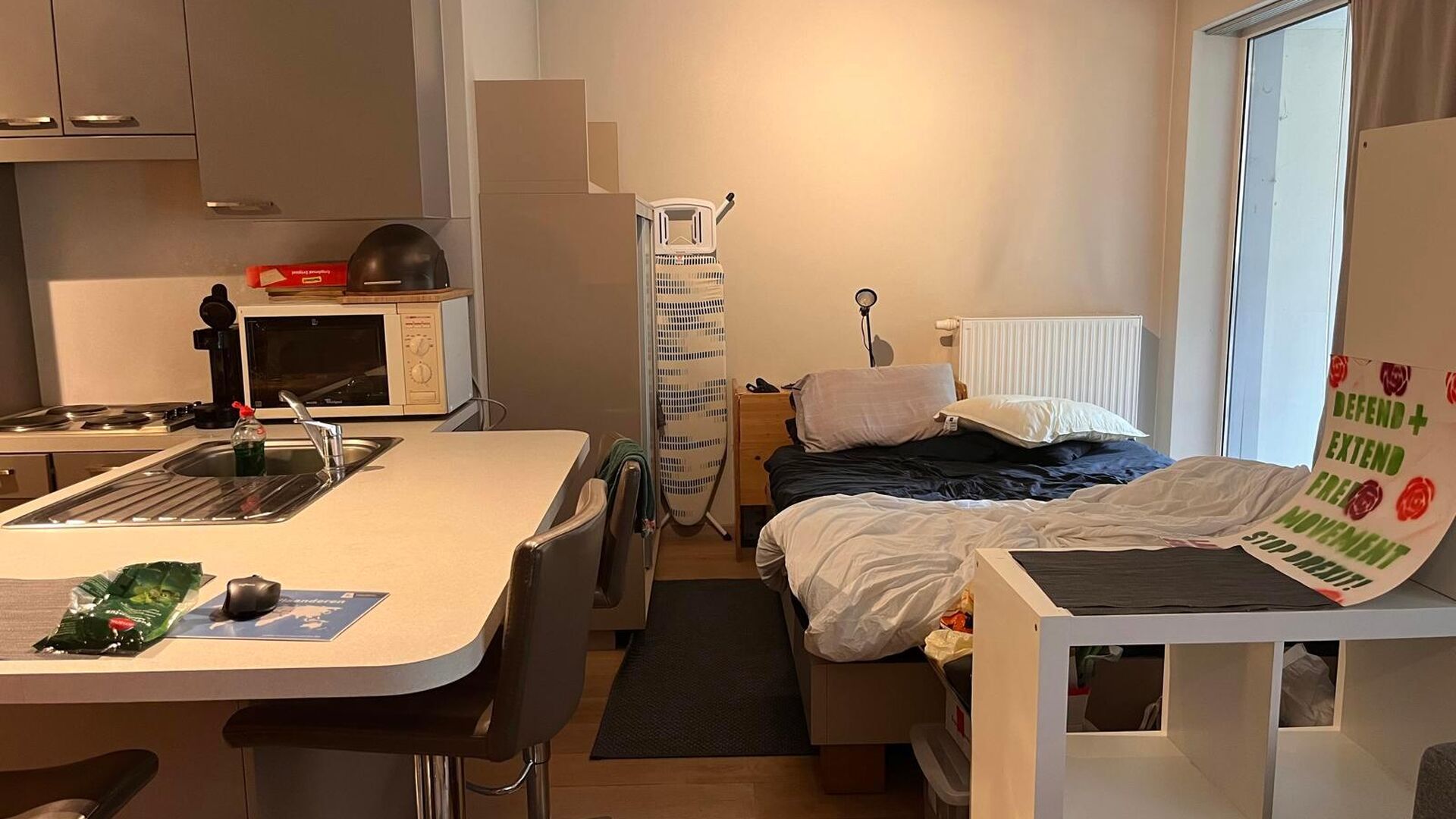 Spacious and fully furnished studio on the ground floor of the Waterside residence, on the Leuven Vaartkom. Close to the city center and with easy access to the E40 and E314.

The 52 m&sup2; studio features:

- Built-in wall cupboard
- Storage room with toile