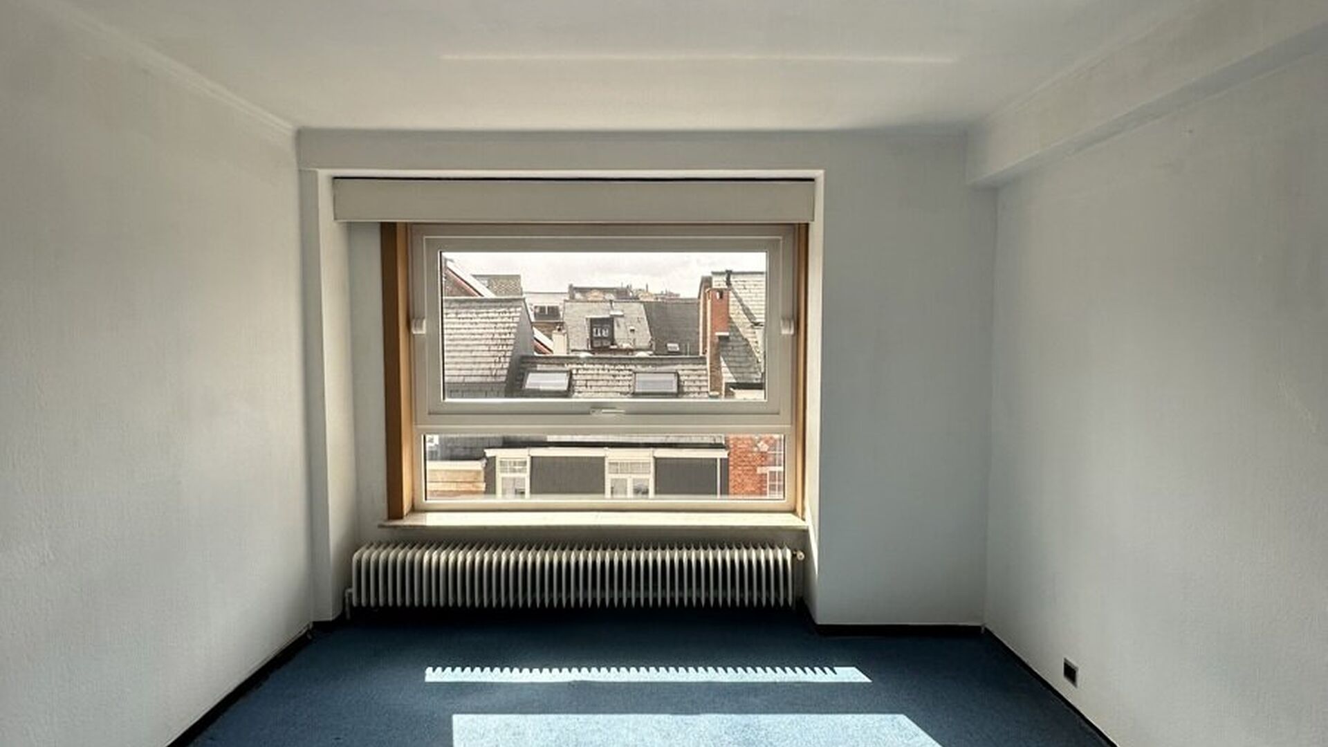 This fifth-floor flat is ideally situated in the bustling centre of Leuven, a stone&rsquo;s throw from the Grote Markt, the Vismarkt, public transport and numerous shops and restaurants.
The flat is located in a building with a lift and has been fitted with d