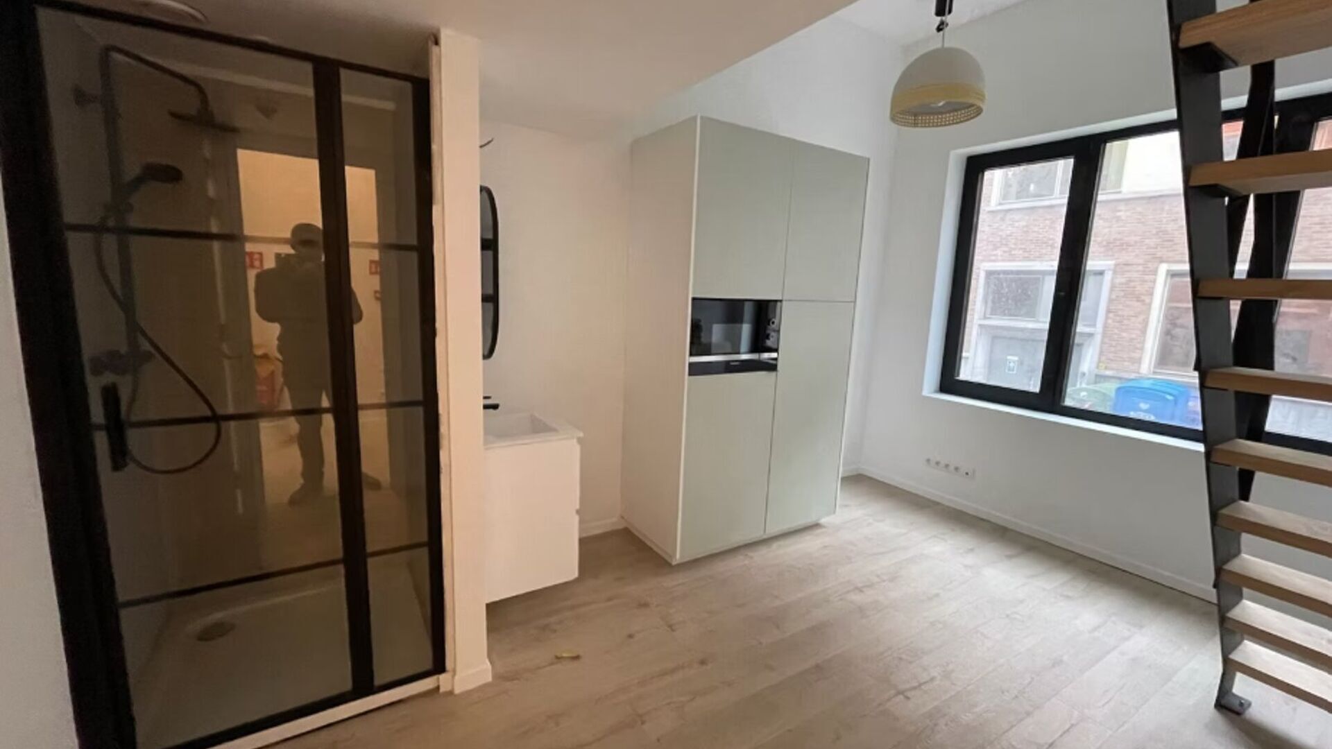 This move-in-ready room at Onze-Lievevrouwstraat 50 is ideal for anyone looking for peace and quiet while staying close to city life. Located just 350 metres from the Botanical Garden, the room is within walking distance of university buildings, shops, pu