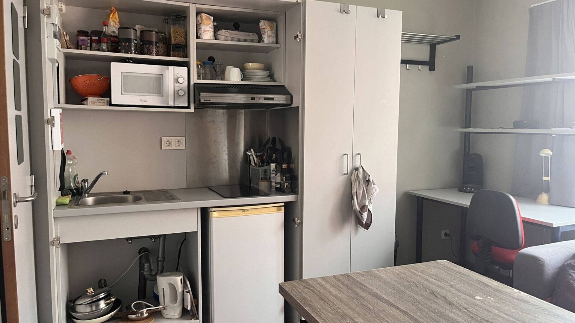 This cosy, fully furnished studio is ideally located at Diestsestraat 29B, within walking distance of the Grand Market Square, shops, restaurants, and public transport. Situated at the rear of the building on the second floor, it offers a quiet and comfor
